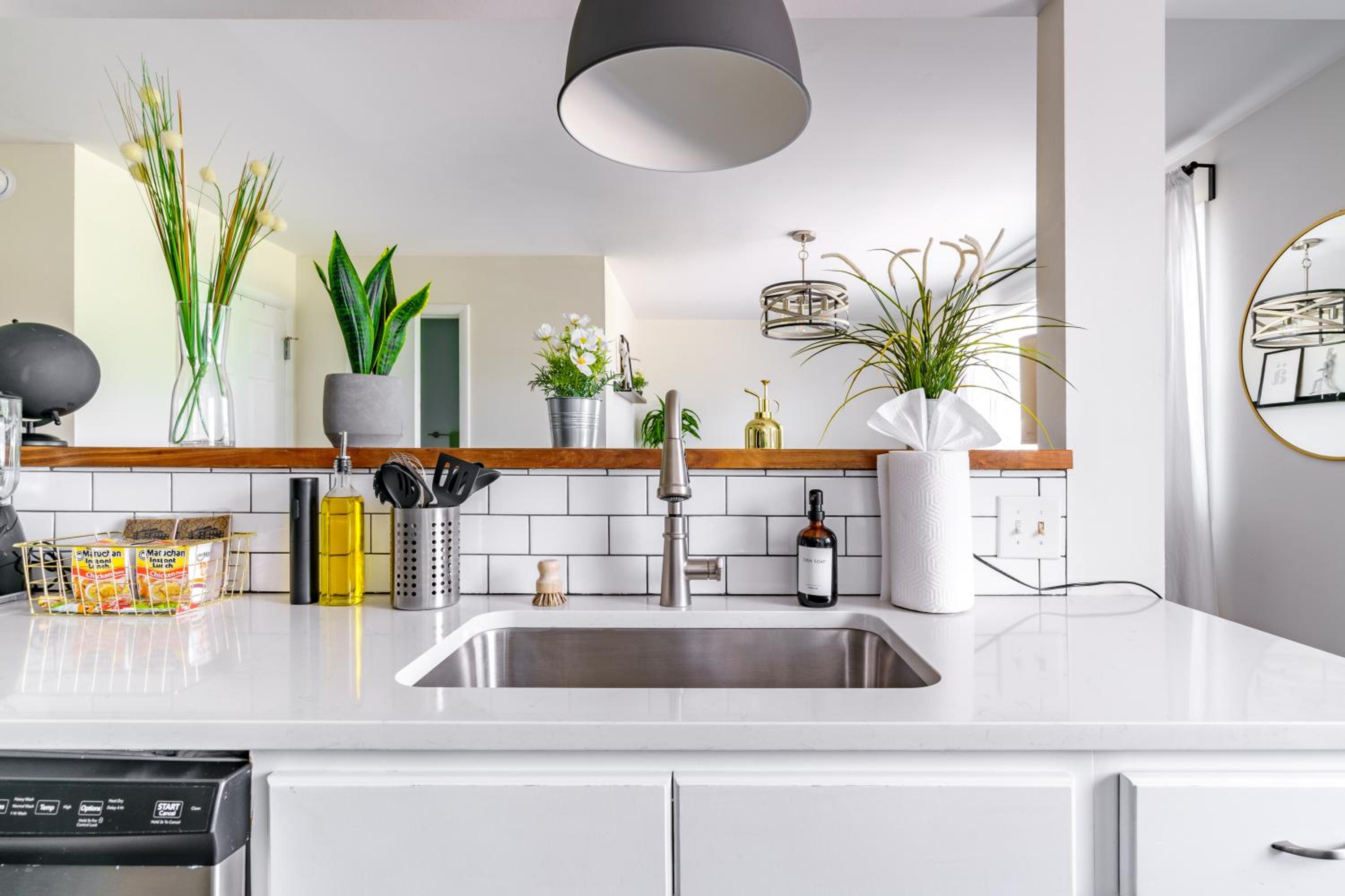 Jungle House Columbus Short North Downtown Free Parking - Steps to Convention Center & Nationwide Arena - 2BR Luxury Home - Sleeps 12 - Over 5,800 Five Sta