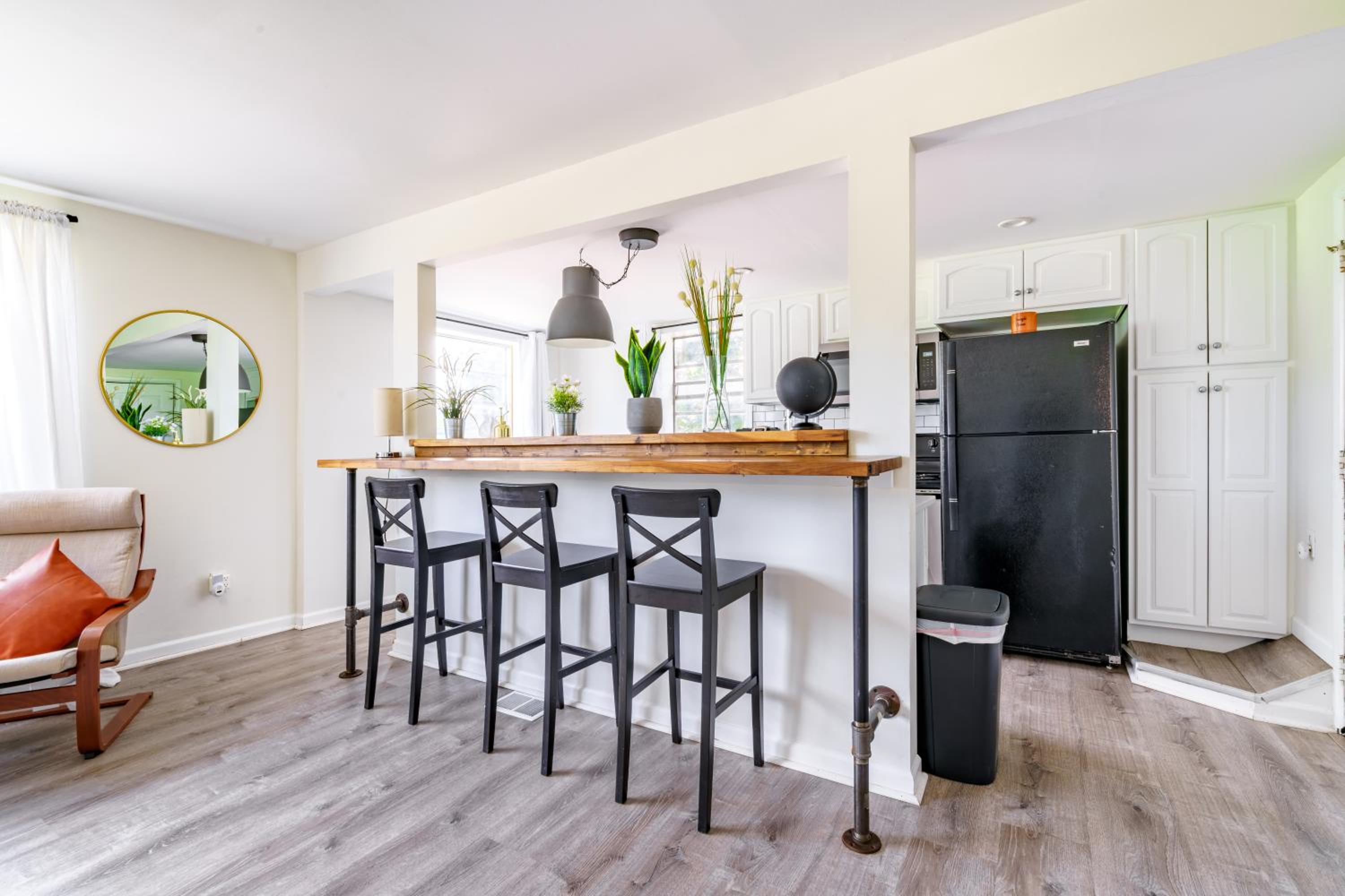 Jungle House Columbus Short North Downtown Free Parking - Steps to Convention Center & Nationwide Arena - 2BR Luxury Home - Sleeps 12 - Over 5,800 Five Sta
