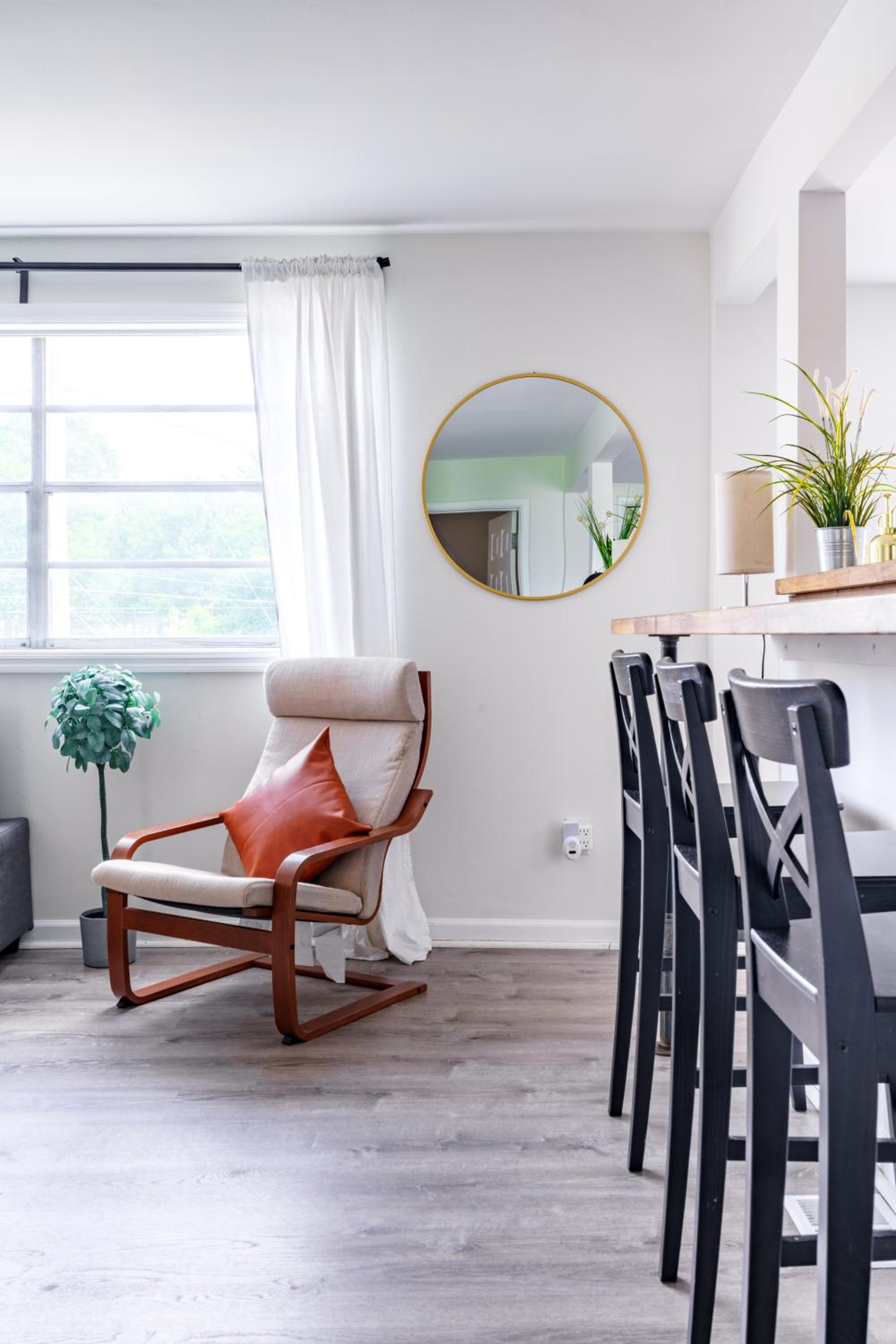 Jungle House Columbus Short North Downtown Free Parking - Steps to Convention Center & Nationwide Arena - 2BR Luxury Home - Sleeps 12 - Over 5,800 Five Sta