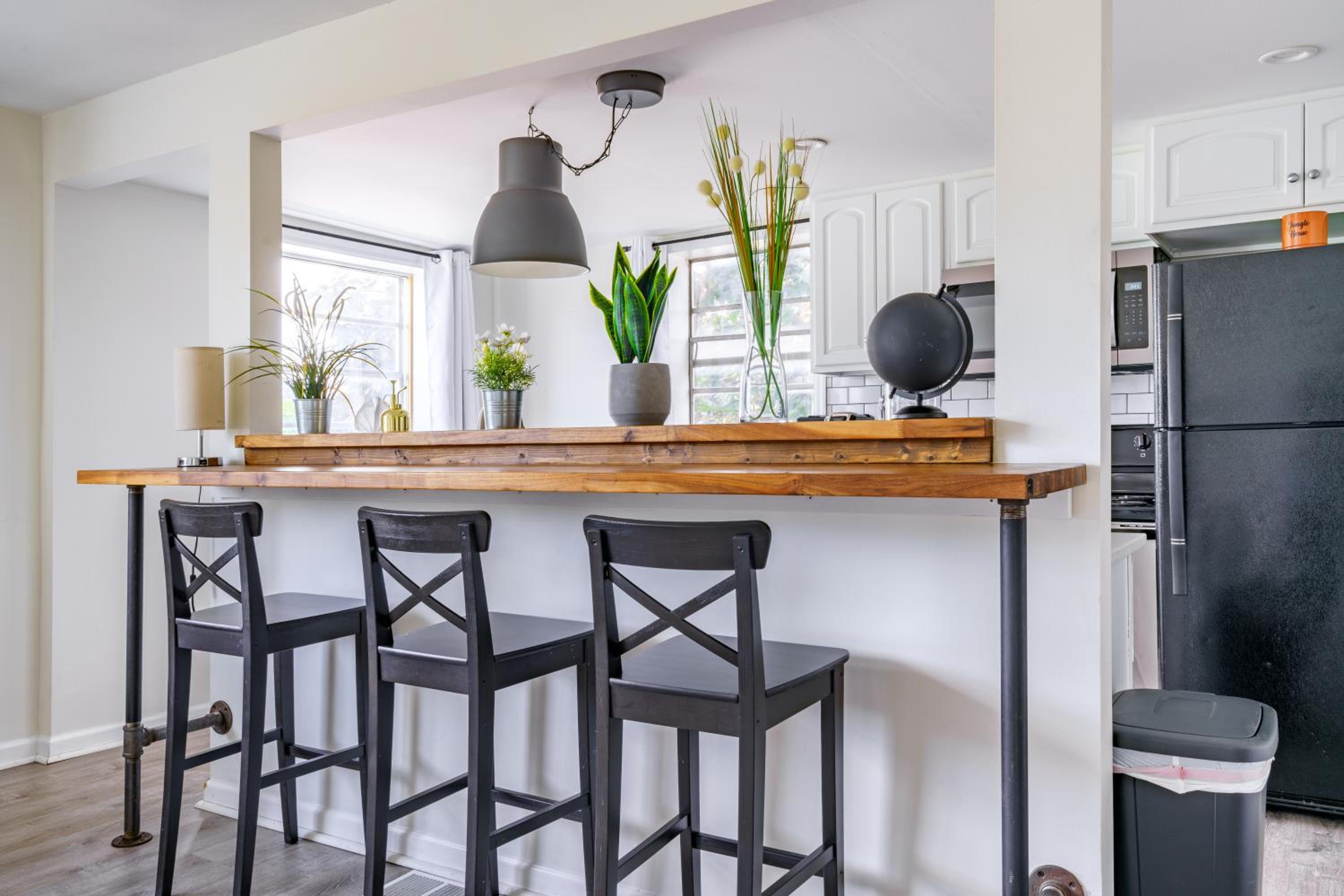 Jungle House Columbus Short North Downtown Free Parking - Steps to Convention Center & Nationwide Arena - 2BR Luxury Home - Sleeps 12 - Over 5,800 Five Sta