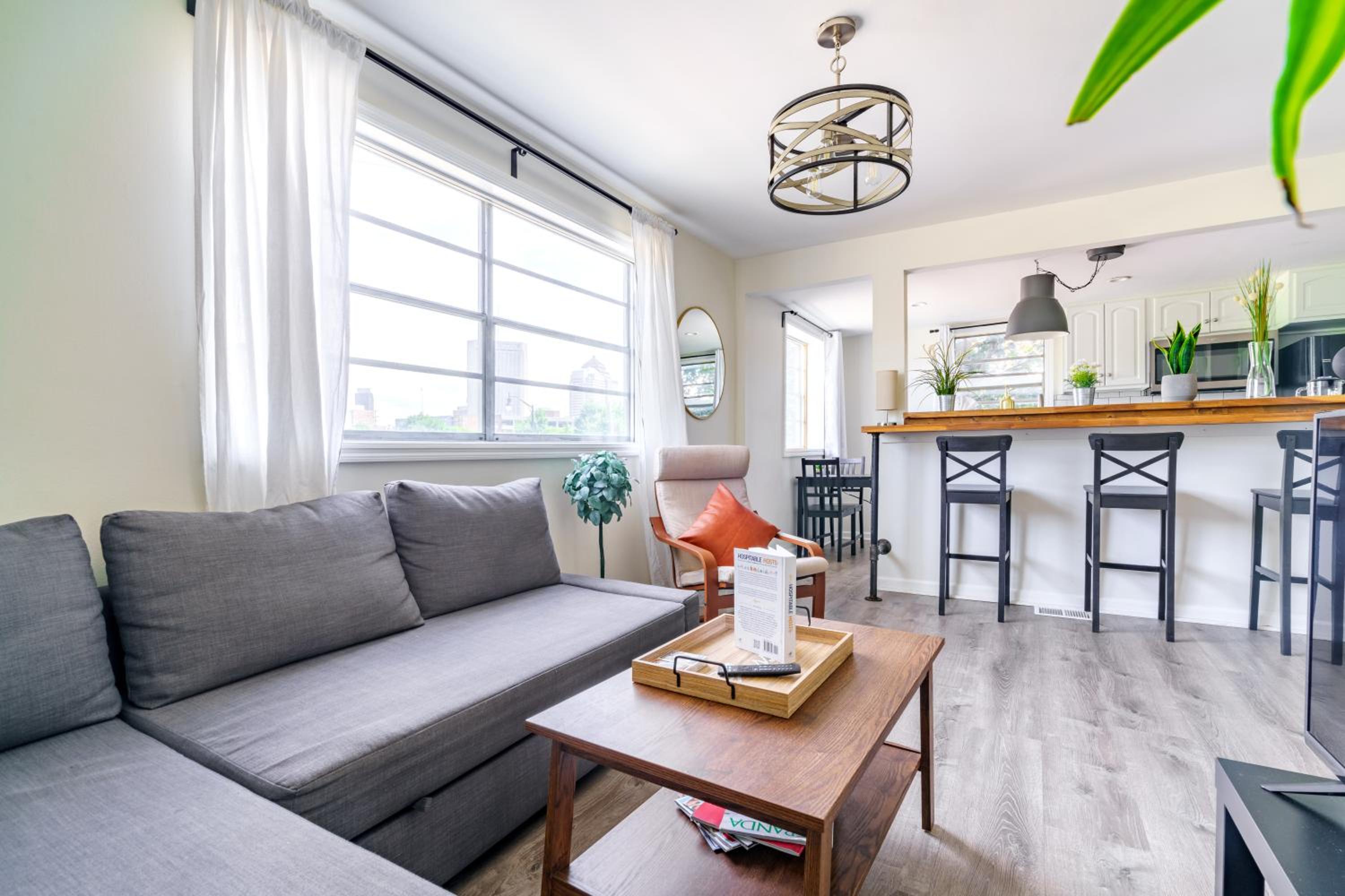 Jungle House Columbus Short North Downtown Free Parking - Steps to Convention Center & Nationwide Arena - 2BR Luxury Home - Sleeps 12 - Over 5,800 Five Sta