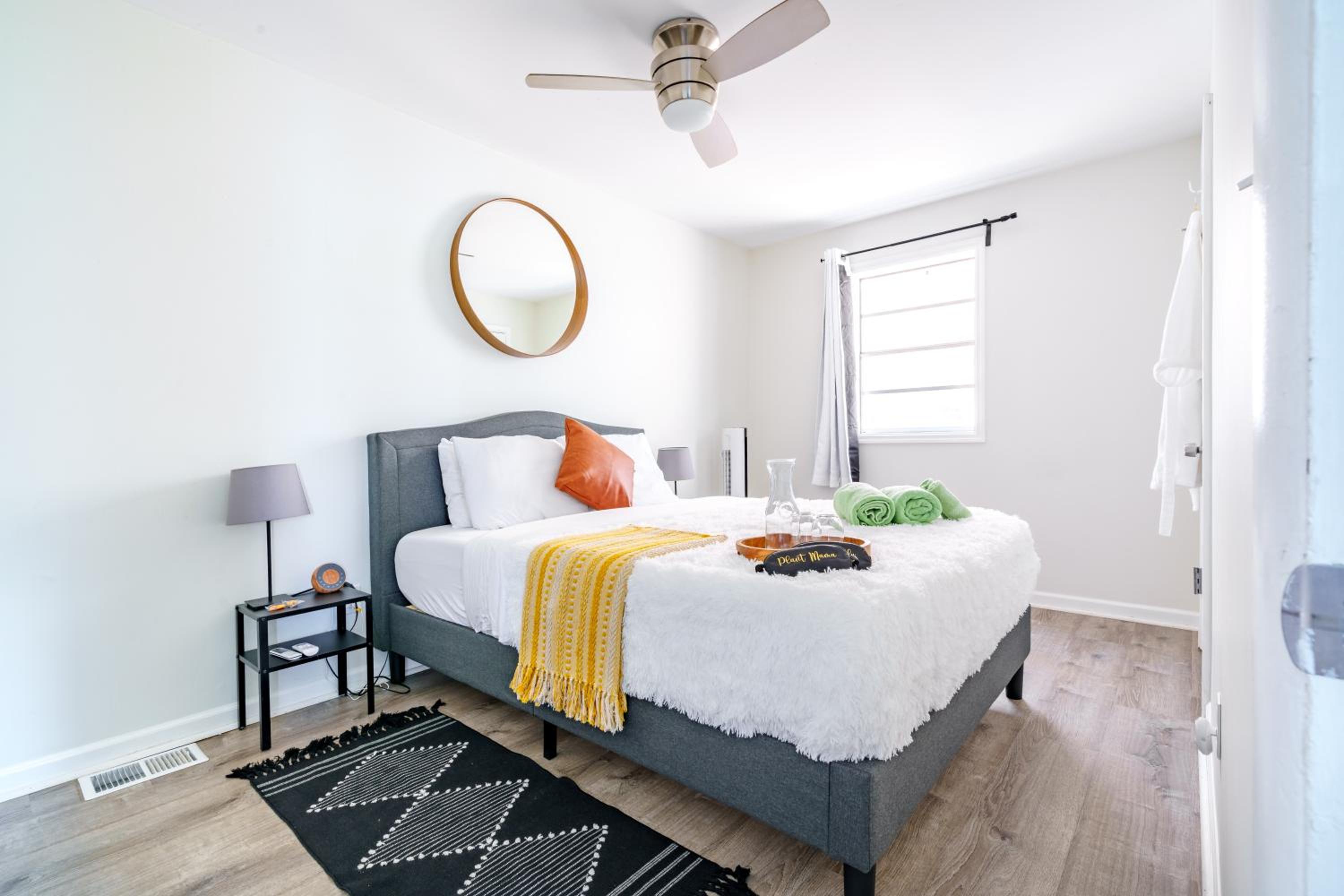 Jungle House Columbus Short North Downtown Free Parking - Steps to Convention Center & Nationwide Arena - 2BR Luxury Home - Sleeps 12 - Over 5,800 Five Sta