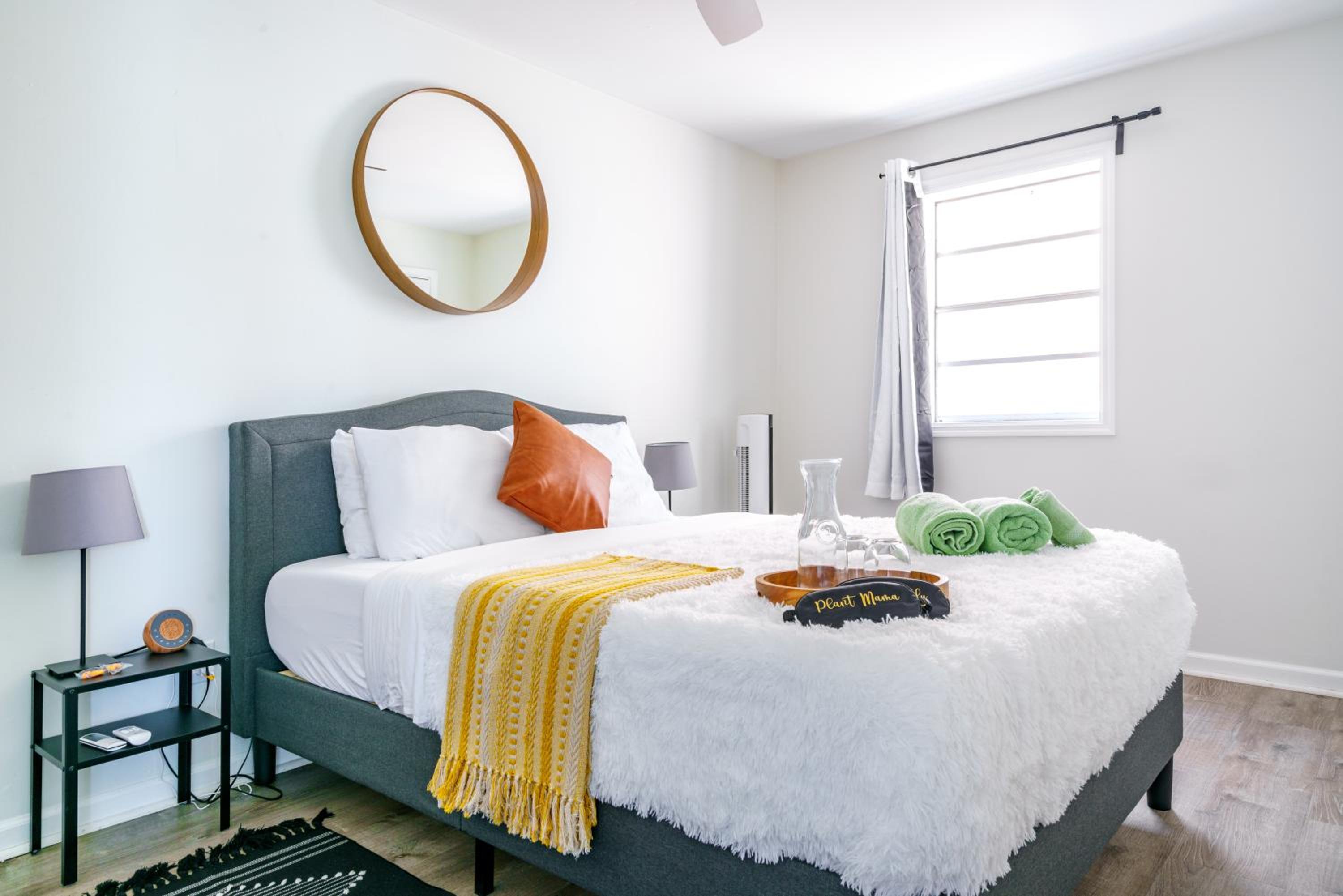 Jungle House Columbus Short North Downtown Free Parking - Steps to Convention Center & Nationwide Arena - 2BR Luxury Home - Sleeps 12 - Over 5,800 Five Sta