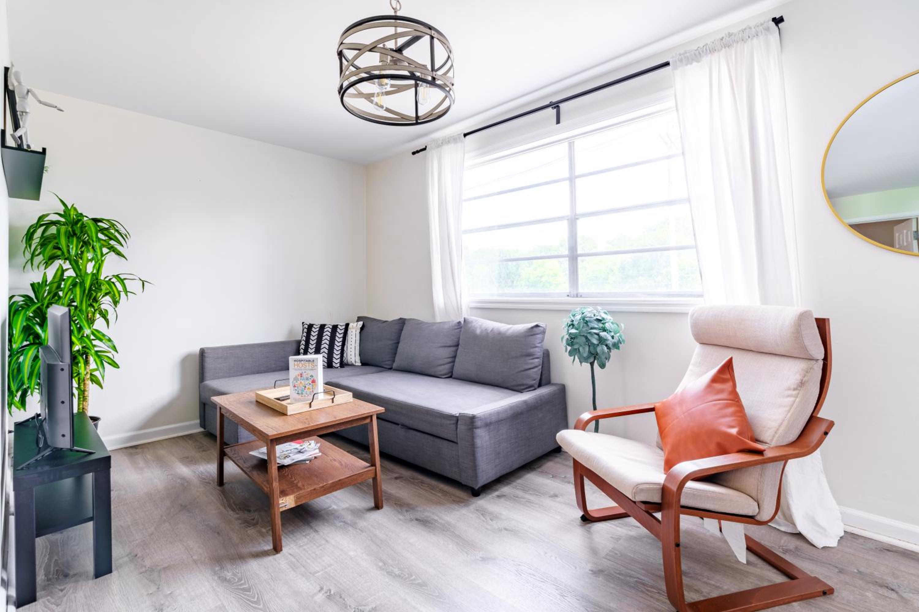 Jungle House Columbus Short North Downtown Free Parking - Steps to Convention Center & Nationwide Arena - 2BR Luxury Home - Sleeps 12 - Over 5,800 Five Sta
