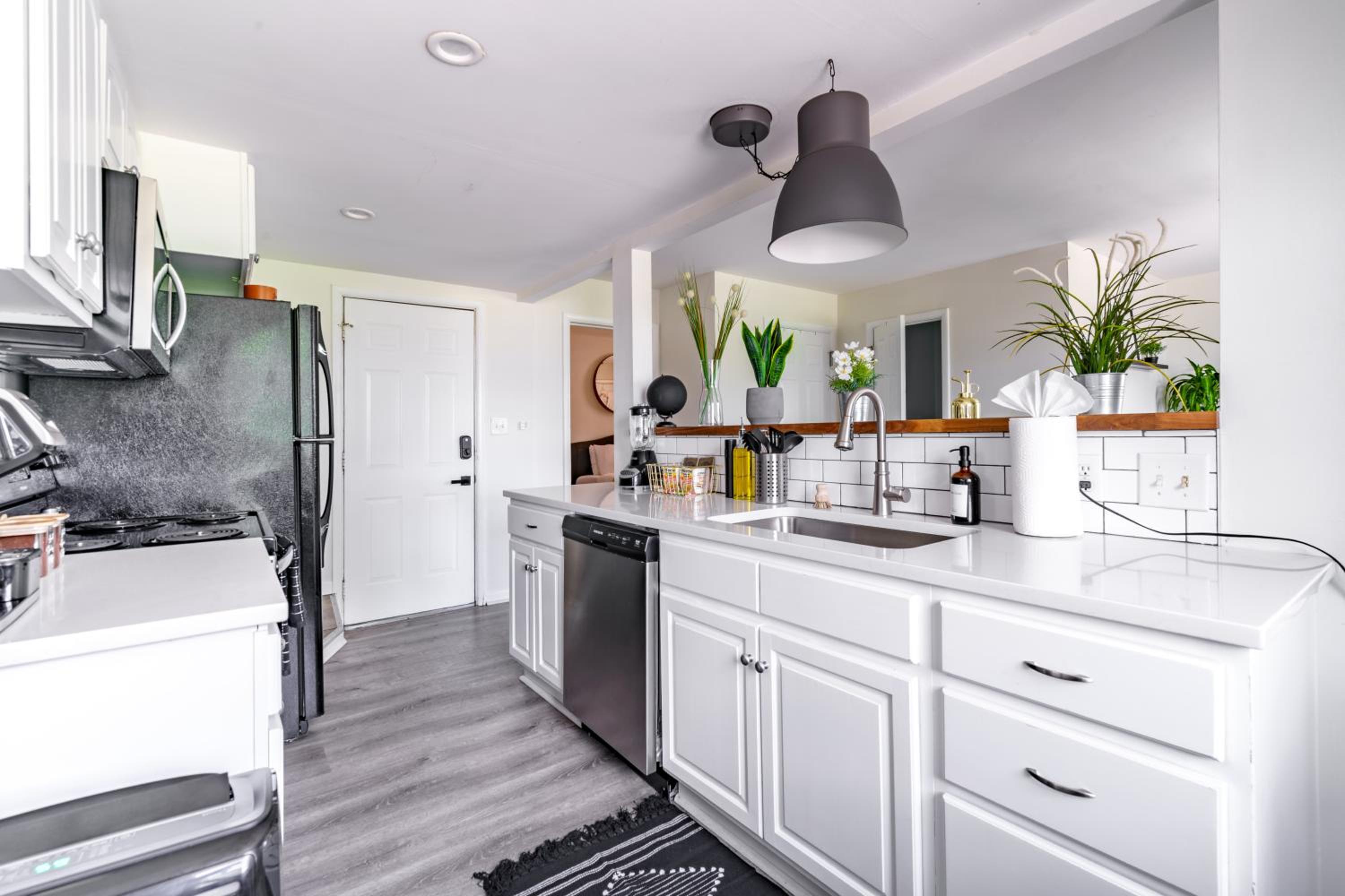 Jungle House Columbus Short North Downtown Free Parking - Steps to Convention Center & Nationwide Arena - 2BR Luxury Home - Sleeps 12 - Over 5,800 Five Sta