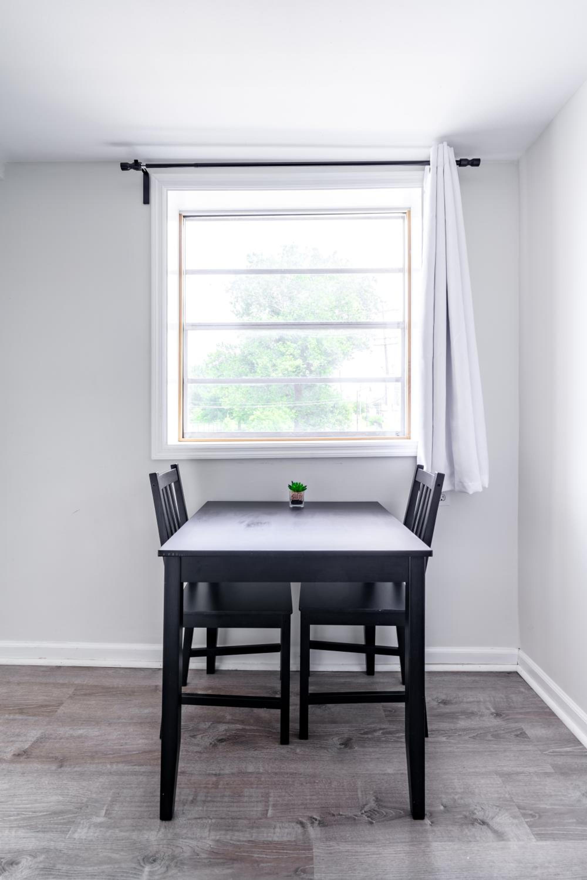 Jungle House Columbus Short North Downtown Free Parking - Steps to Convention Center & Nationwide Arena - 2BR Luxury Home - Sleeps 12 - Over 5,800 Five Sta