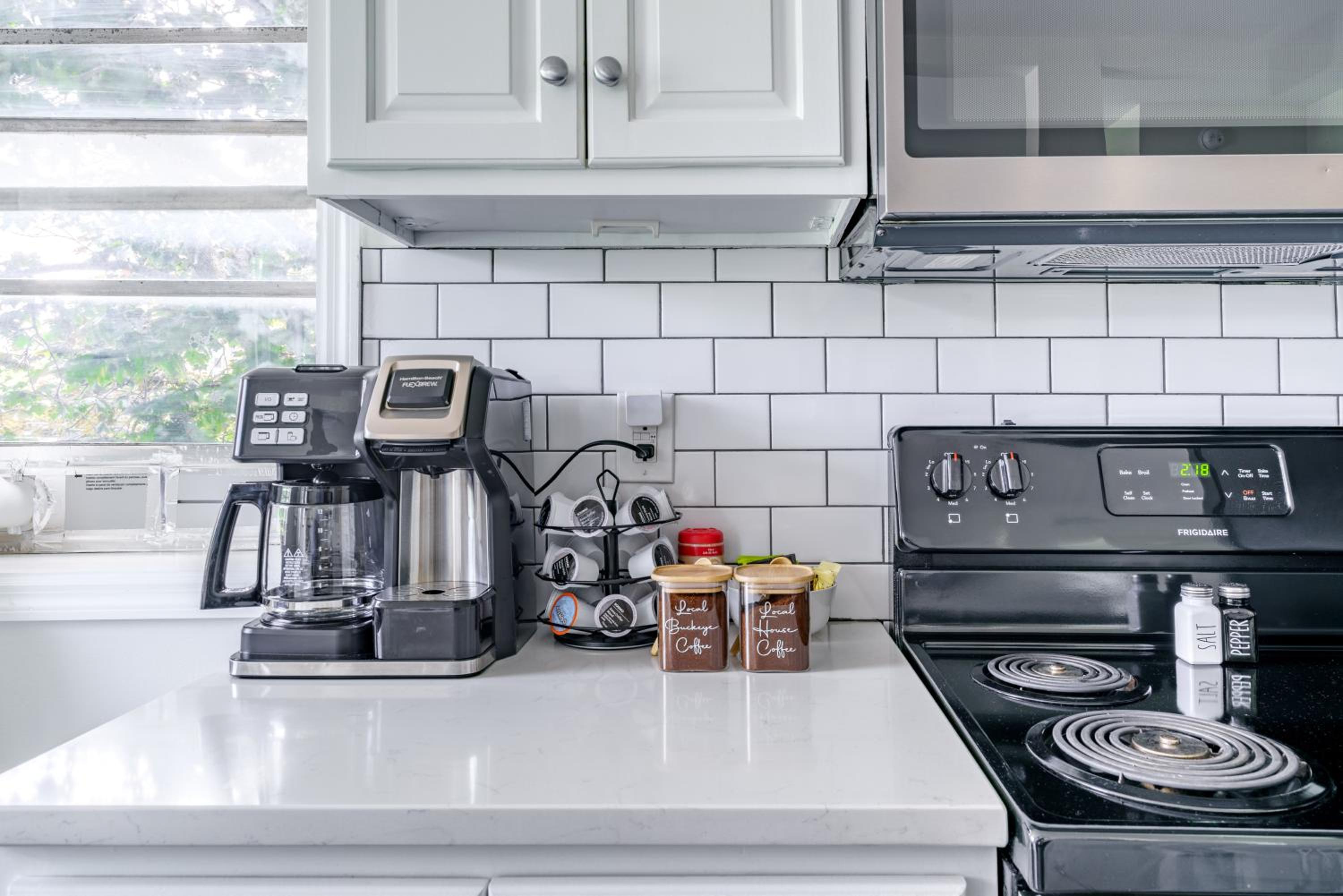 Jungle House Columbus Short North Downtown Free Parking - Steps to Convention Center & Nationwide Arena - 2BR Luxury Home - Sleeps 12 - Over 5,800 Five Sta