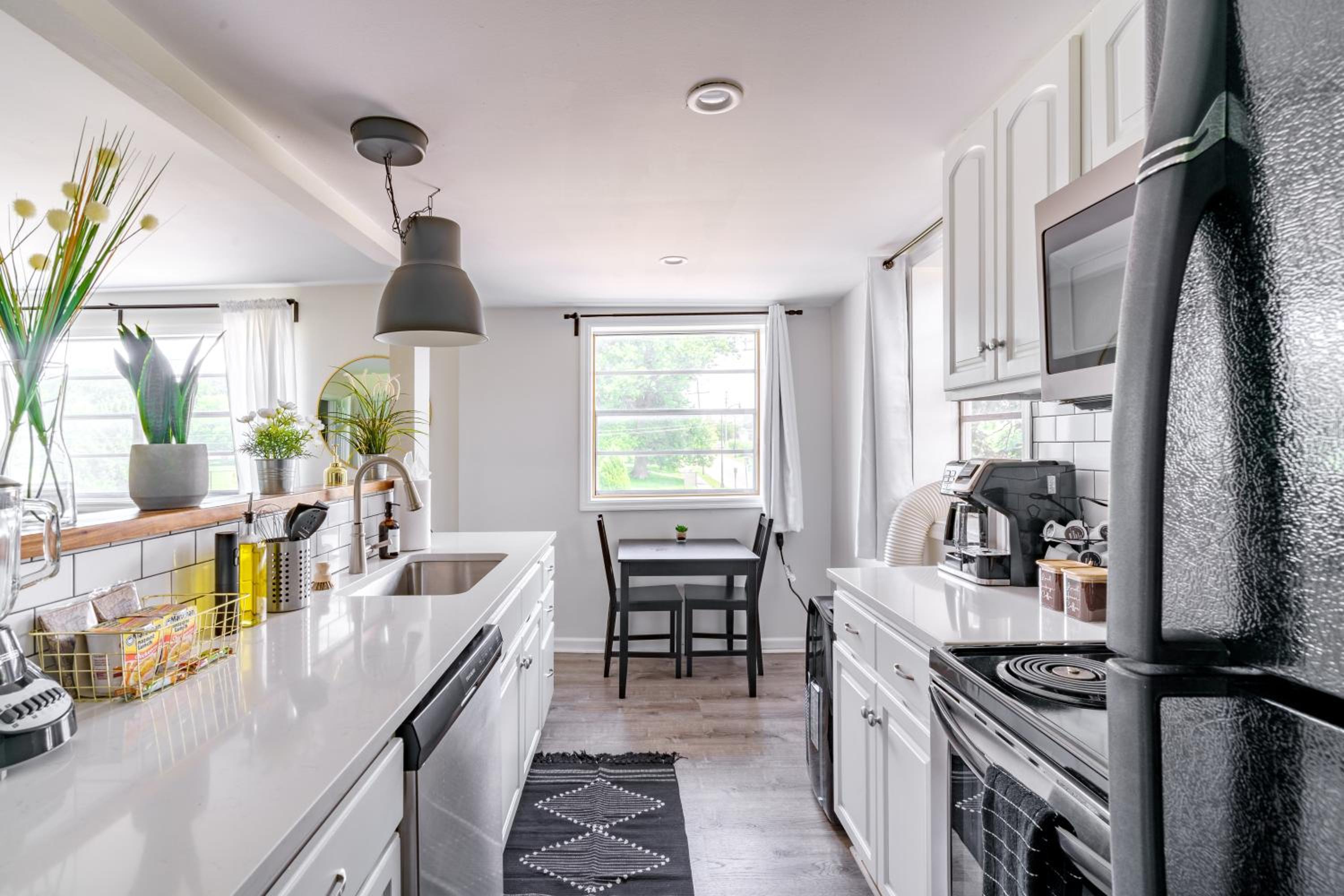 Jungle House Columbus Short North Downtown Free Parking - Steps to Convention Center & Nationwide Arena - 2BR Luxury Home - Sleeps 12 - Over 5,800 Five Sta