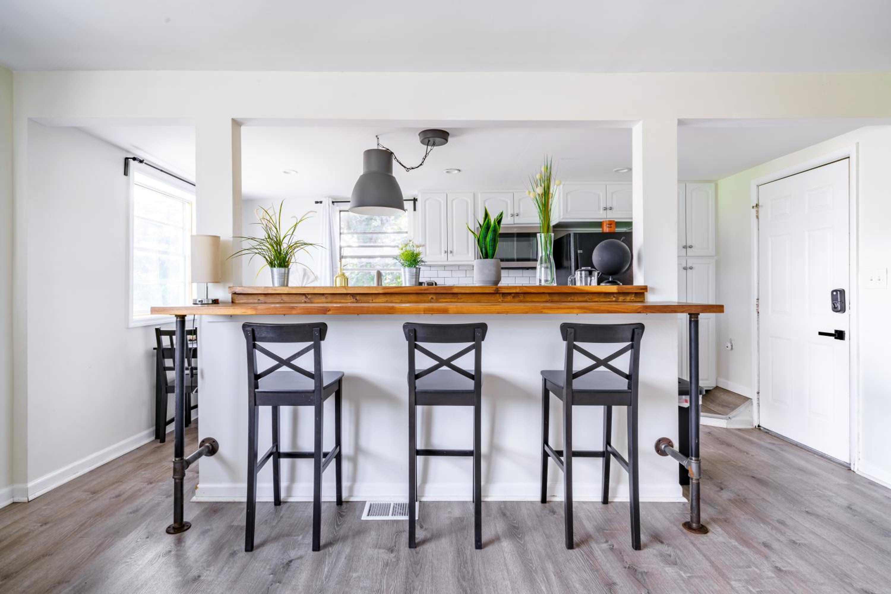 Jungle House Columbus Short North Downtown Free Parking - Steps to Convention Center & Nationwide Arena - 2BR Luxury Home - Sleeps 12 - Over 5,800 Five Sta