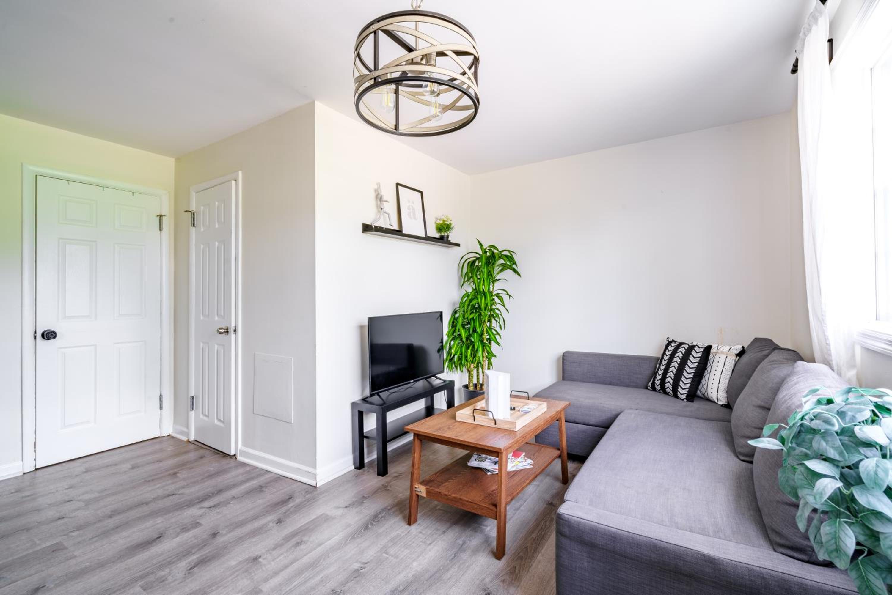 Jungle House Columbus Short North Downtown Free Parking - Steps to Convention Center & Nationwide Arena - 2BR Luxury Home - Sleeps 12 - Over 5,800 Five Sta