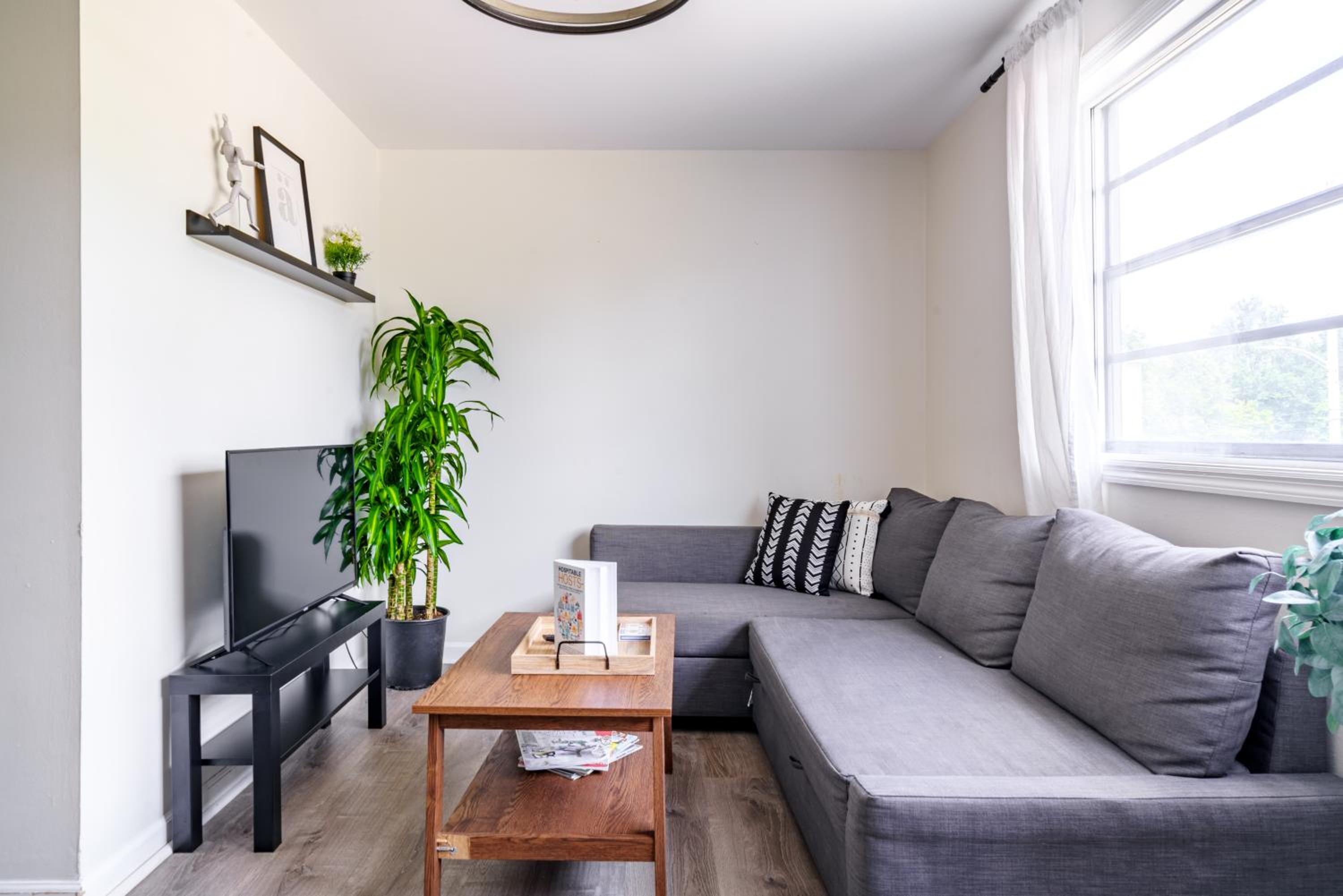Jungle House Columbus Short North Downtown Free Parking - Steps to Convention Center & Nationwide Arena - 2BR Luxury Home - Sleeps 12 - Over 5,800 Five Sta