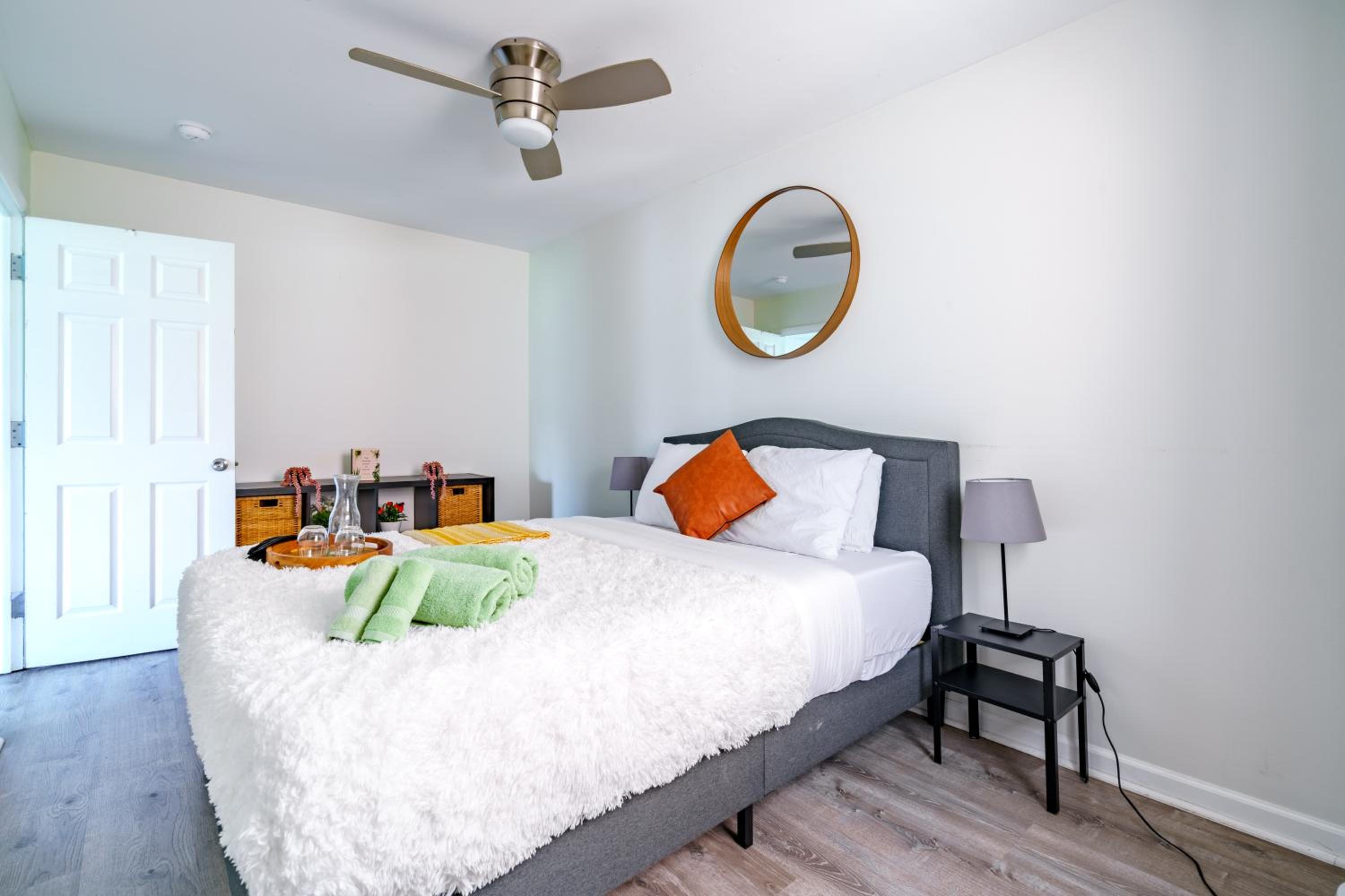 Jungle House Columbus Short North Downtown Free Parking - Steps to Convention Center & Nationwide Arena - 2BR Luxury Home - Sleeps 12 - Over 5,800 Five Sta