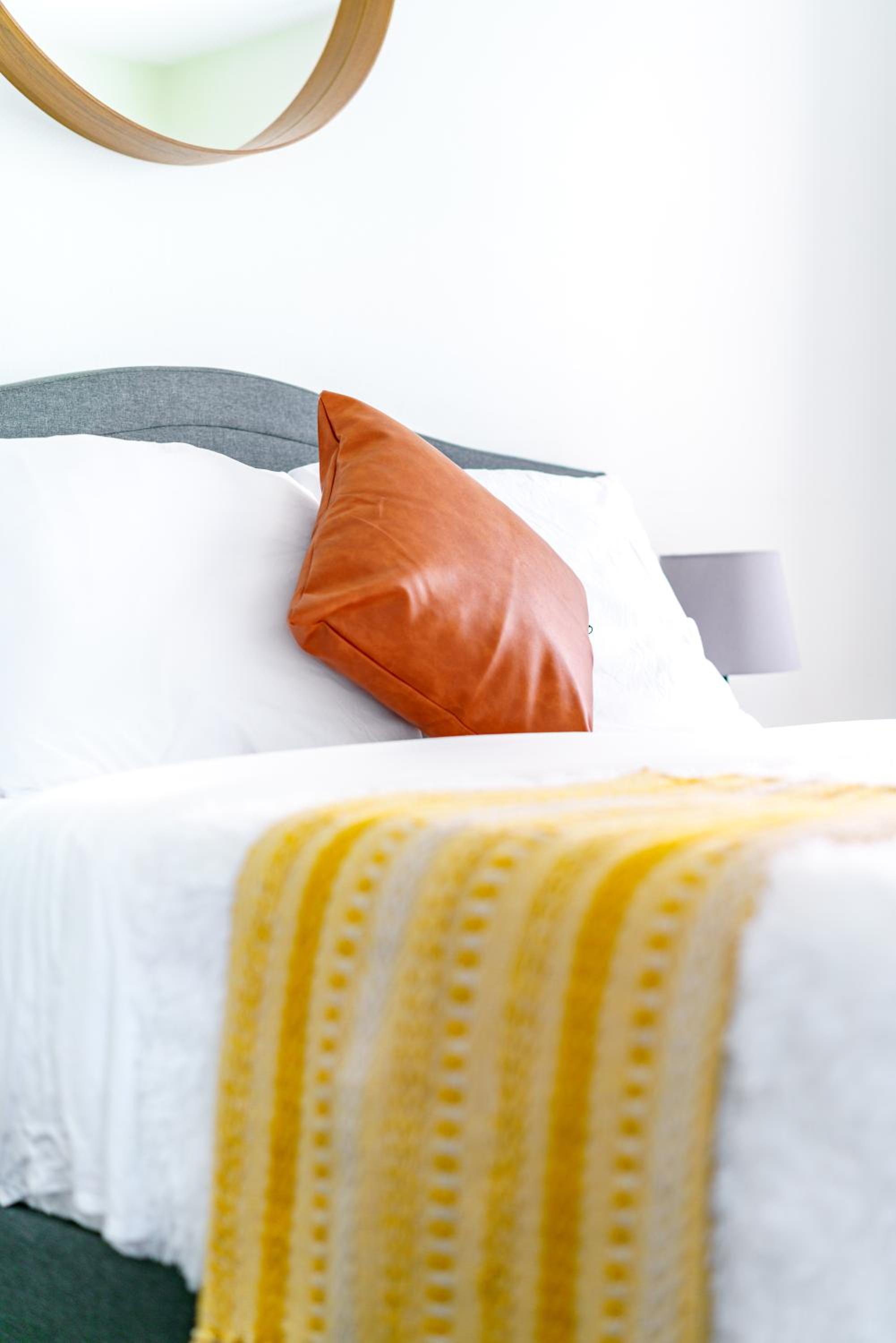 Jungle House Columbus Short North Downtown Free Parking - Steps to Convention Center & Nationwide Arena - 2BR Luxury Home - Sleeps 12 - Over 5,800 Five Sta