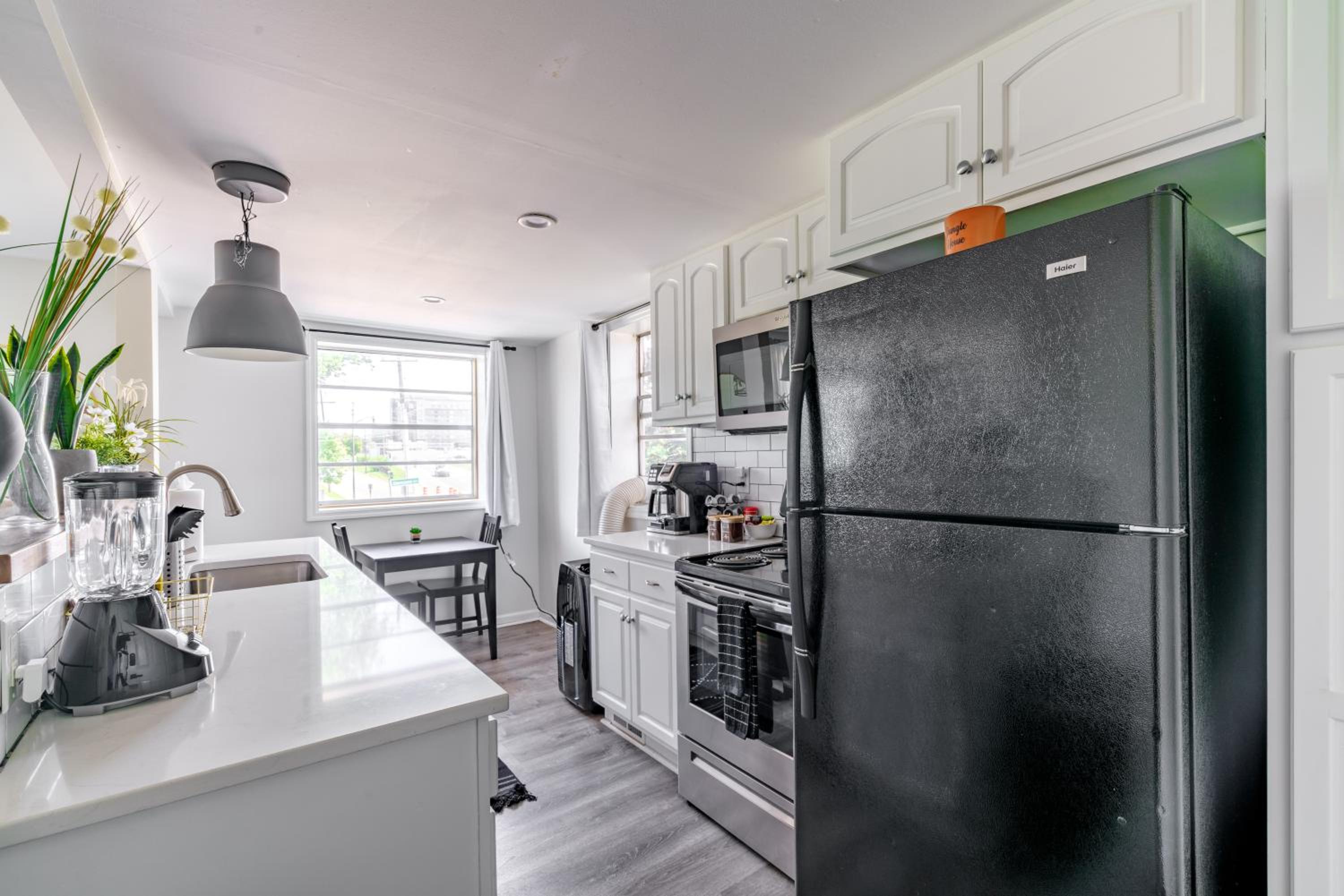 Jungle House Columbus Short North Downtown Free Parking - Steps to Convention Center & Nationwide Arena - 2BR Luxury Home - Sleeps 12 - Over 5,800 Five Sta
