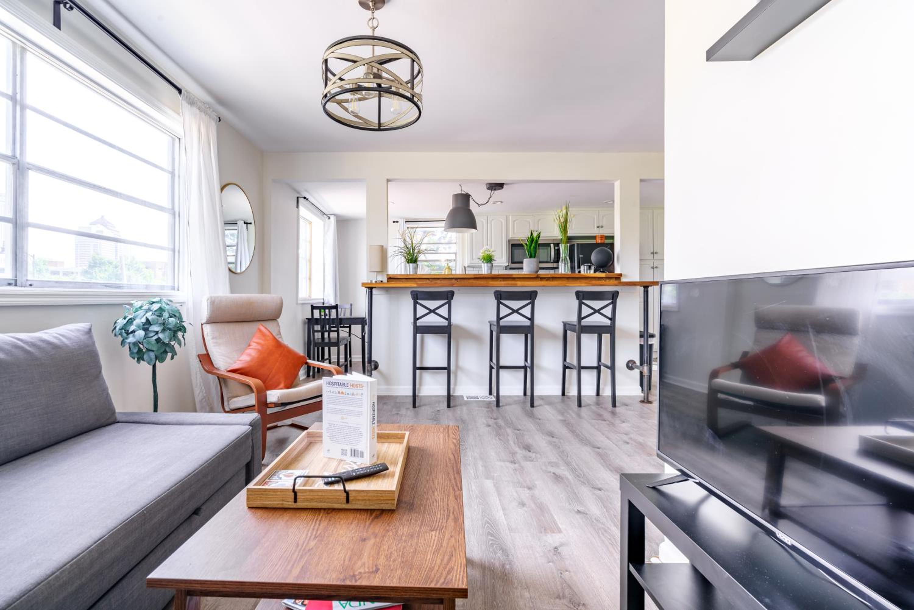 Jungle House Columbus Short North Downtown Free Parking - Steps to Convention Center & Nationwide Arena - 2BR Luxury Home - Sleeps 12 - Over 5,800 Five Sta