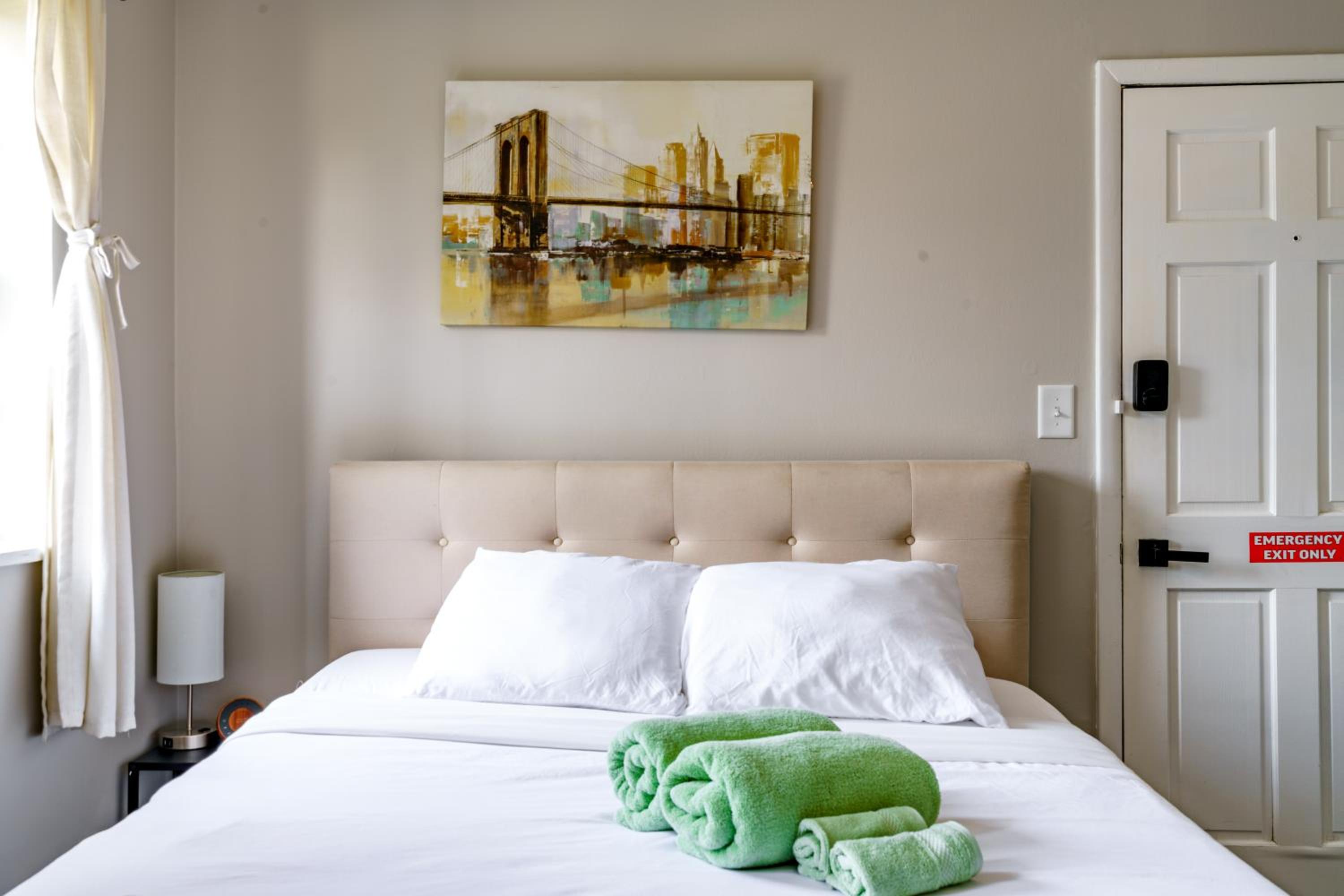 Jungle House Columbus Sleep 12 Downtown Ohio Free Parking - Steps to Convention Center & Nationwide Arena - 2BR Short North Luxury Home - Over 5,800 Five S