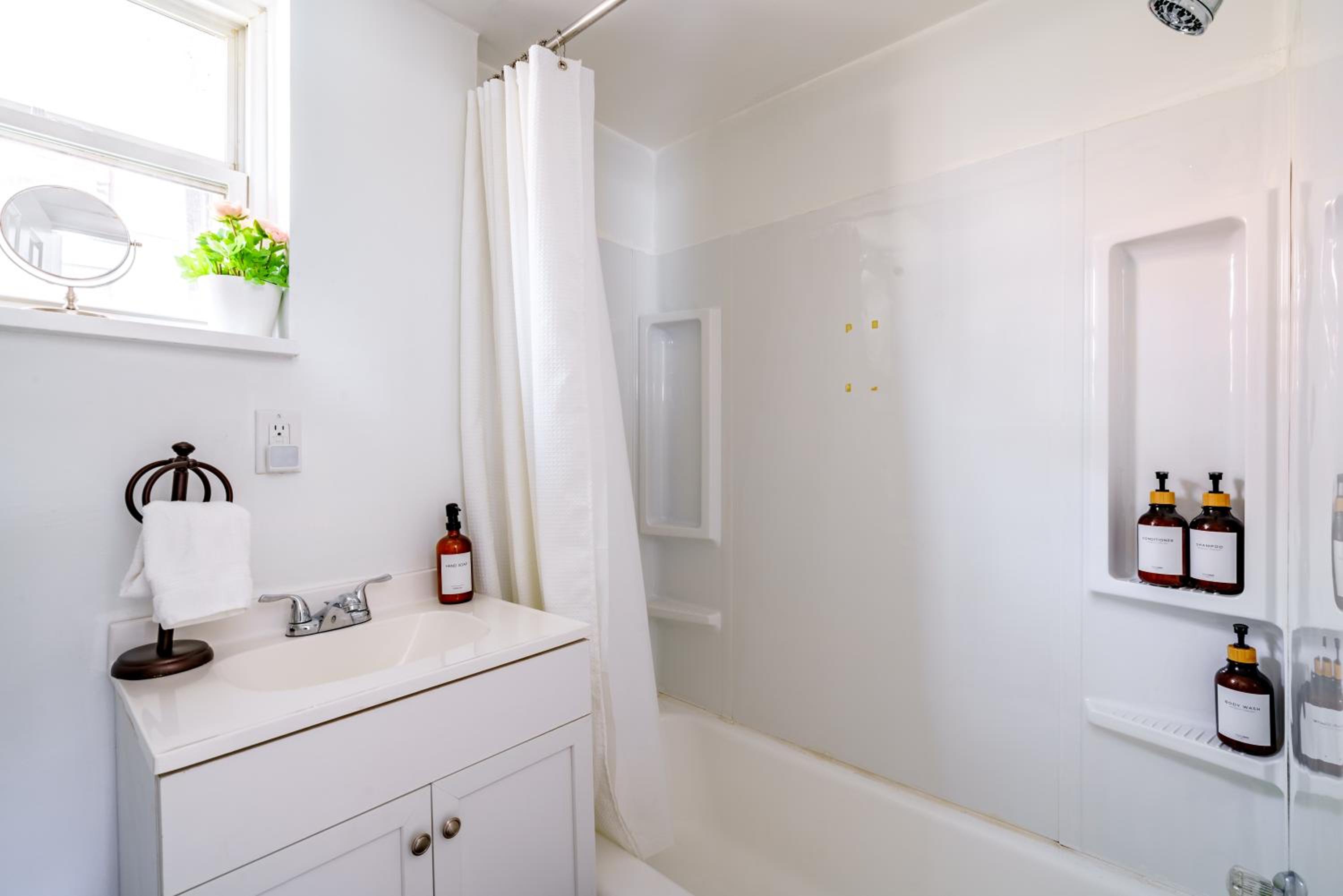 Jungle House Columbus Sleep 12 Downtown Ohio Free Parking - Steps to Convention Center & Nationwide Arena - 2BR Short North Luxury Home - Over 5,800 Five S