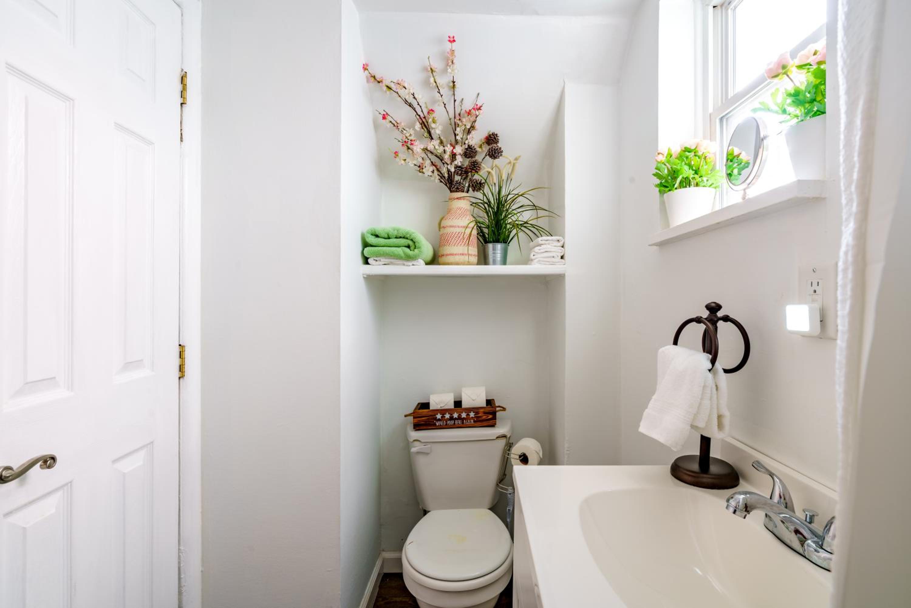 Jungle House Columbus Sleep 12 Downtown Ohio Free Parking - Steps to Convention Center & Nationwide Arena - 2BR Short North Luxury Home - Over 5,800 Five S