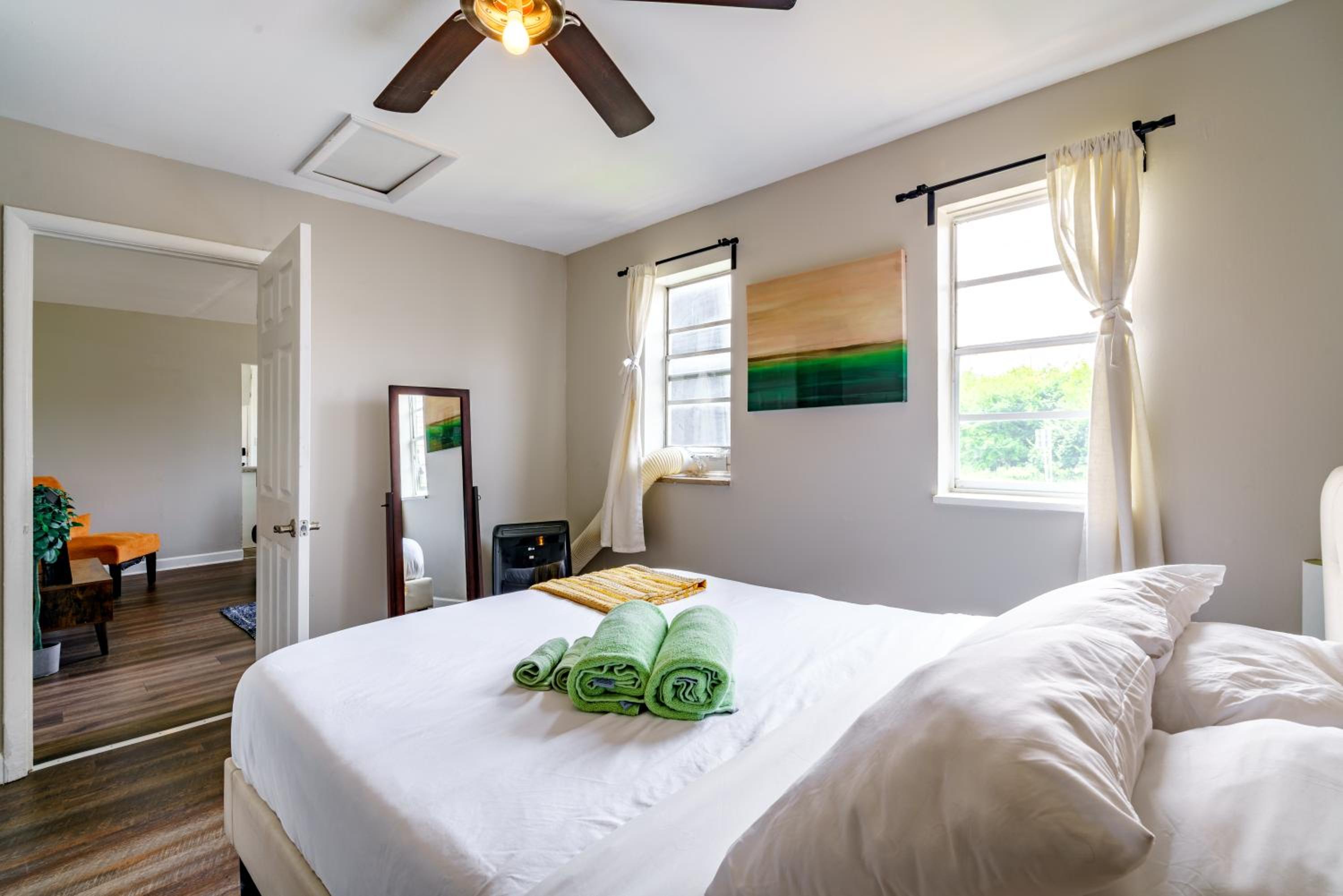 Jungle House Columbus Sleep 12 Downtown Ohio Free Parking - Steps to Convention Center & Nationwide Arena - 2BR Short North Luxury Home - Over 5,800 Five S