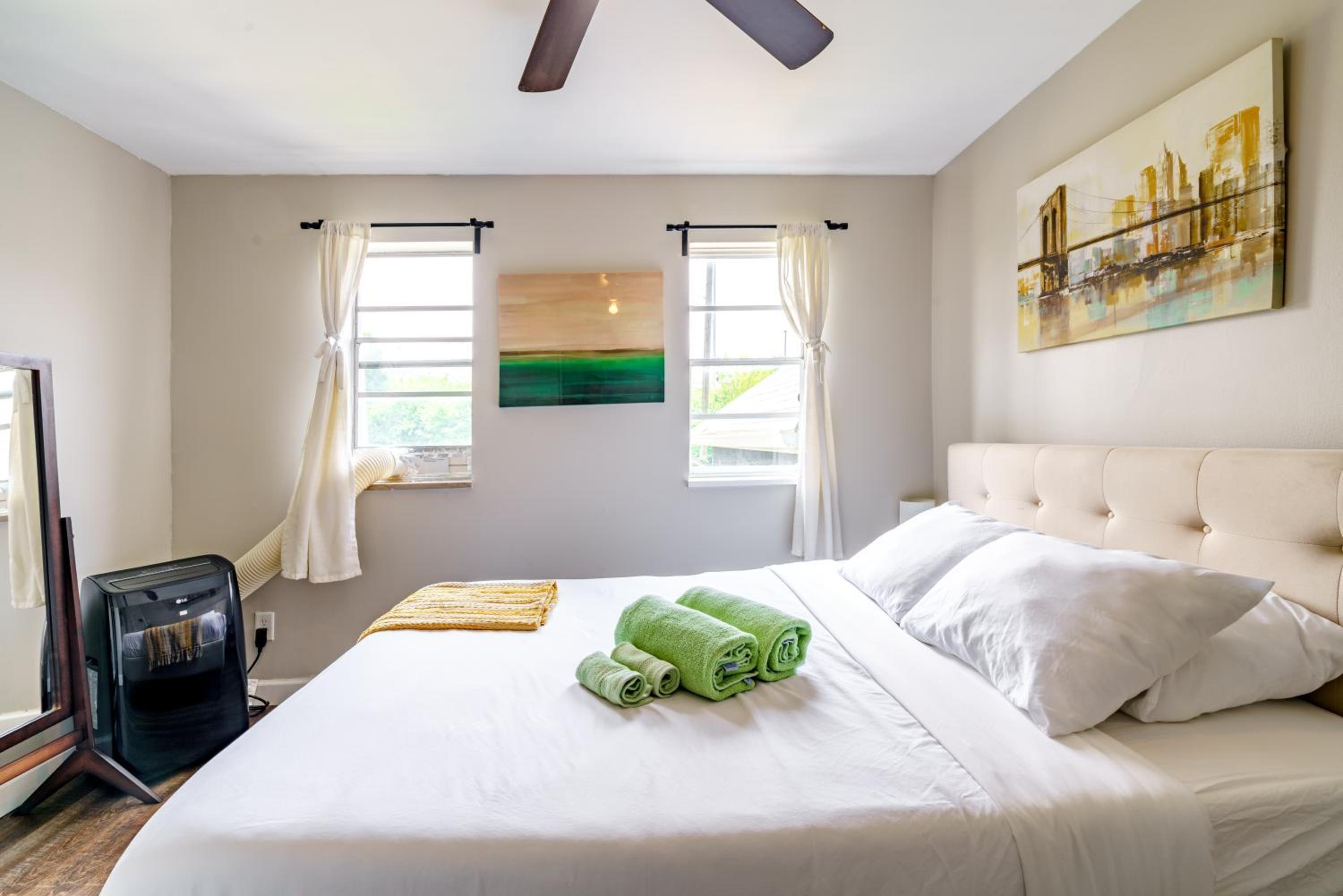 Jungle House Columbus Sleep 12 Downtown Ohio Free Parking - Steps to Convention Center & Nationwide Arena - 2BR Short North Luxury Home - Over 5,800 Five S