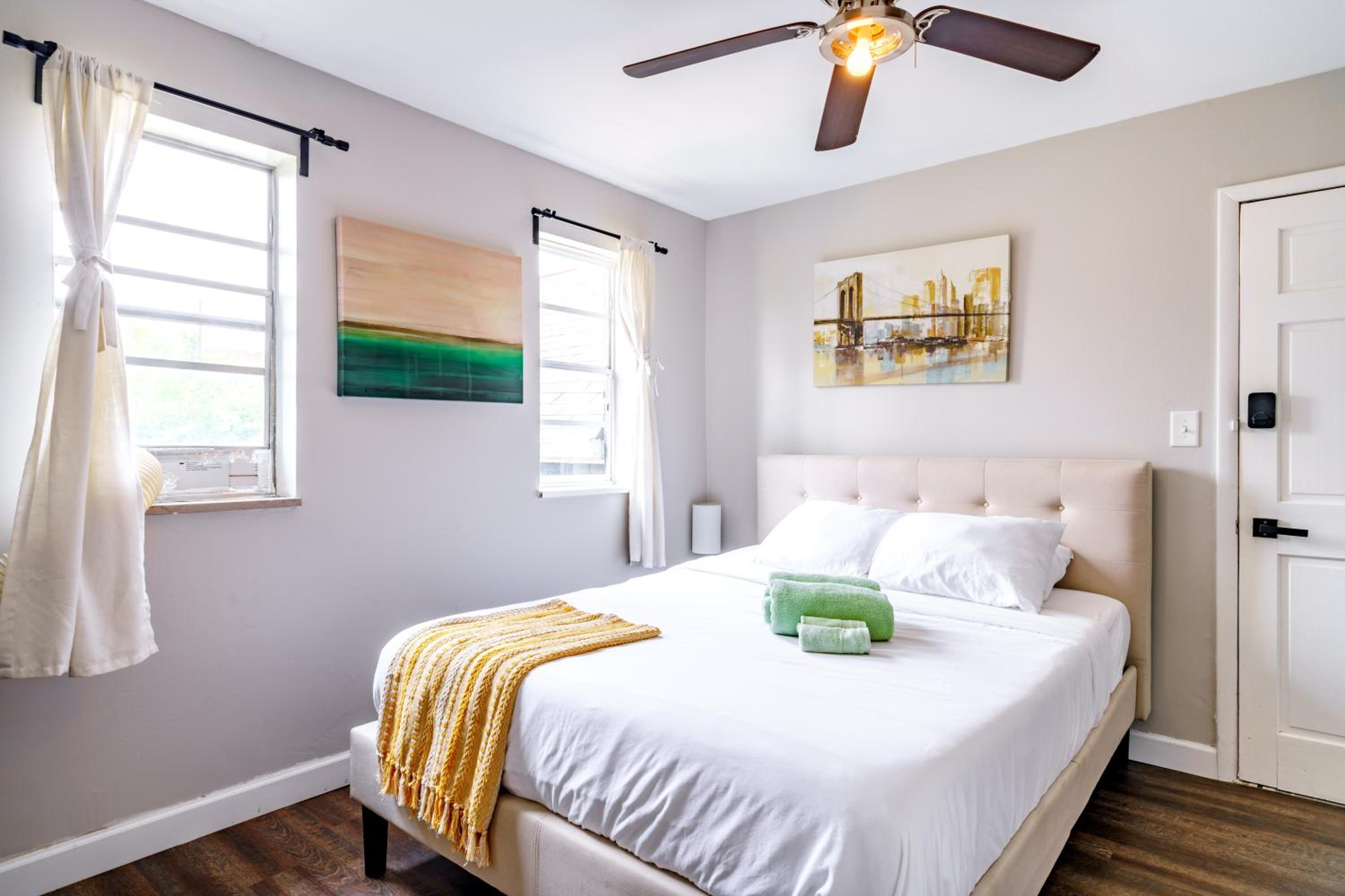 Jungle House Columbus Sleep 12 Downtown Ohio Free Parking - Steps to Convention Center & Nationwide Arena - 2BR Short North Luxury Home - Over 5,800 Five S
