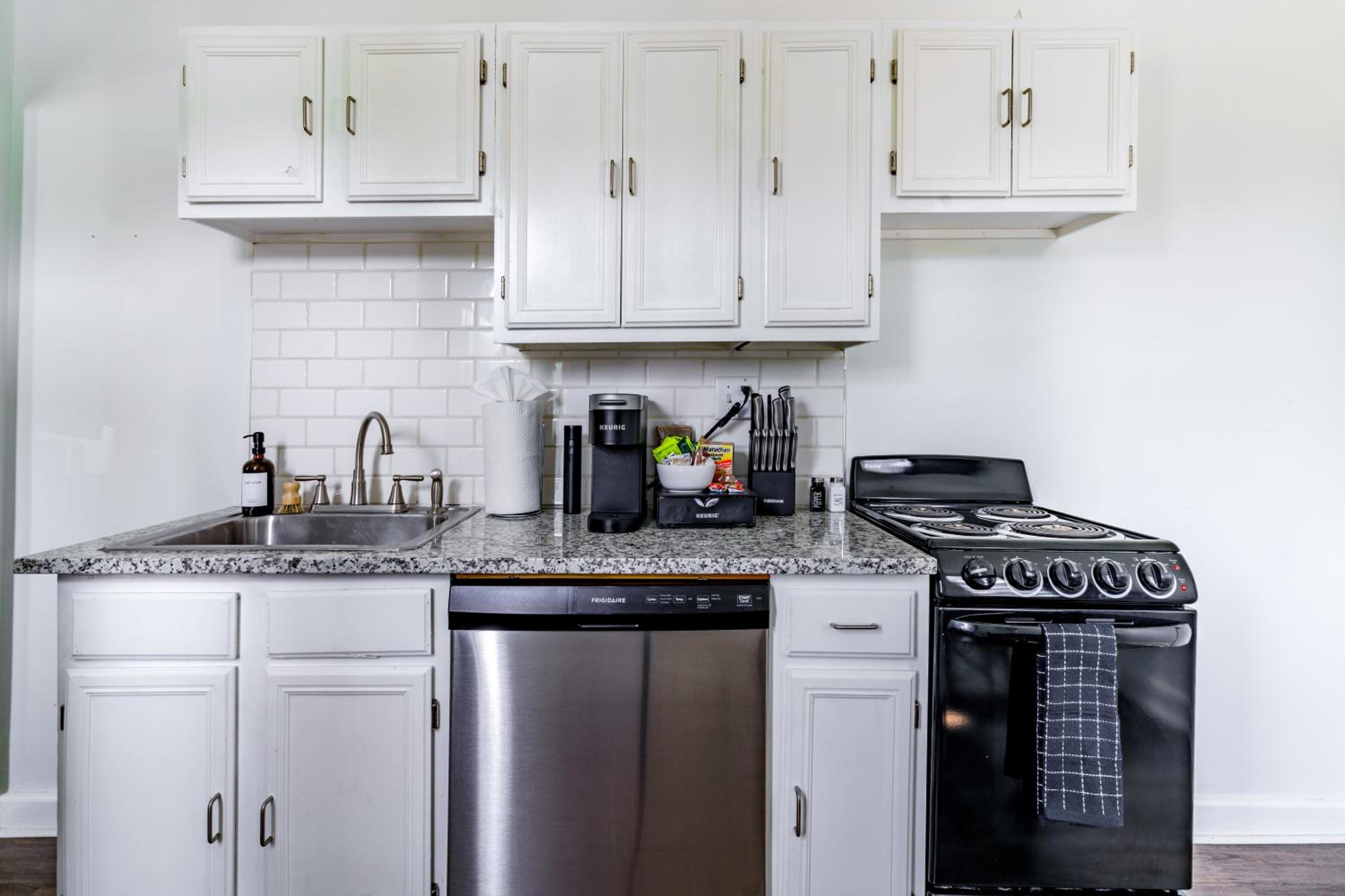 Jungle House Columbus Sleep 12 Downtown Ohio Free Parking - Steps to Convention Center & Nationwide Arena - 2BR Short North Luxury Home - Over 5,800 Five S