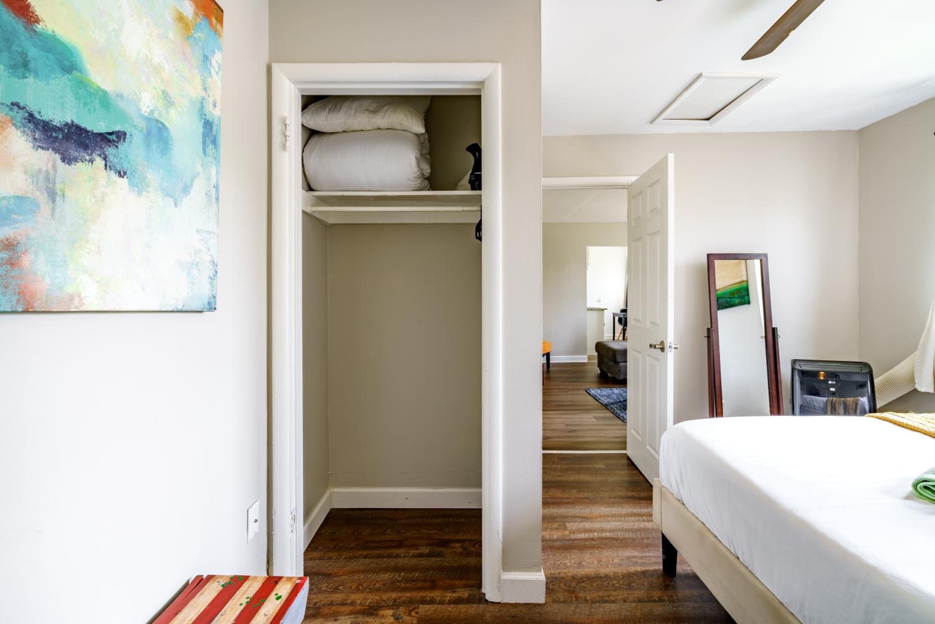 Jungle House Columbus Sleep 12 Downtown Ohio Free Parking - Steps to Convention Center & Nationwide Arena - 2BR Short North Luxury Home - Over 5,800 Five S