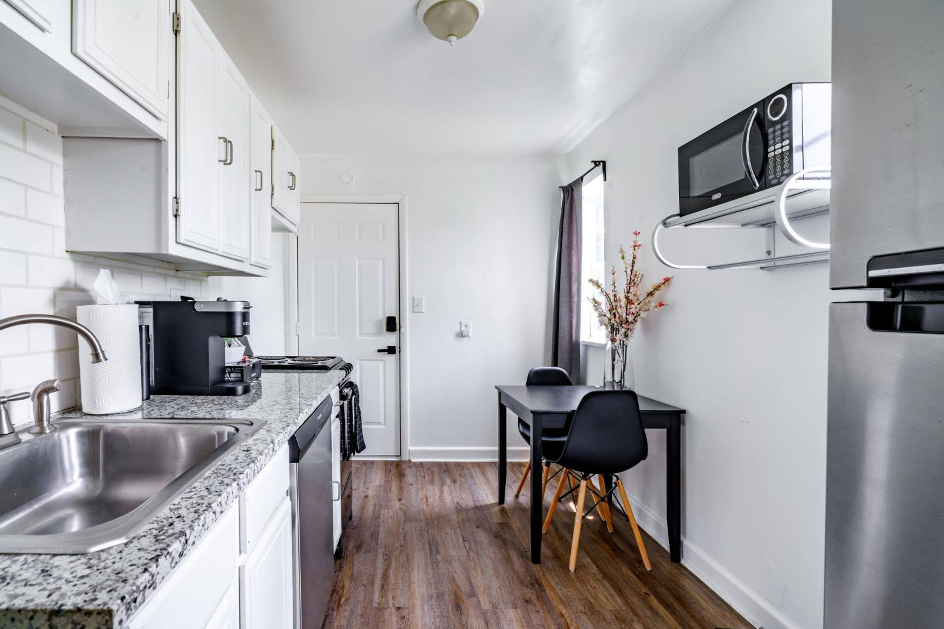 Jungle House Columbus Sleep 12 Downtown Ohio Free Parking - Steps to Convention Center & Nationwide Arena - 2BR Short North Luxury Home - Over 5,800 Five S