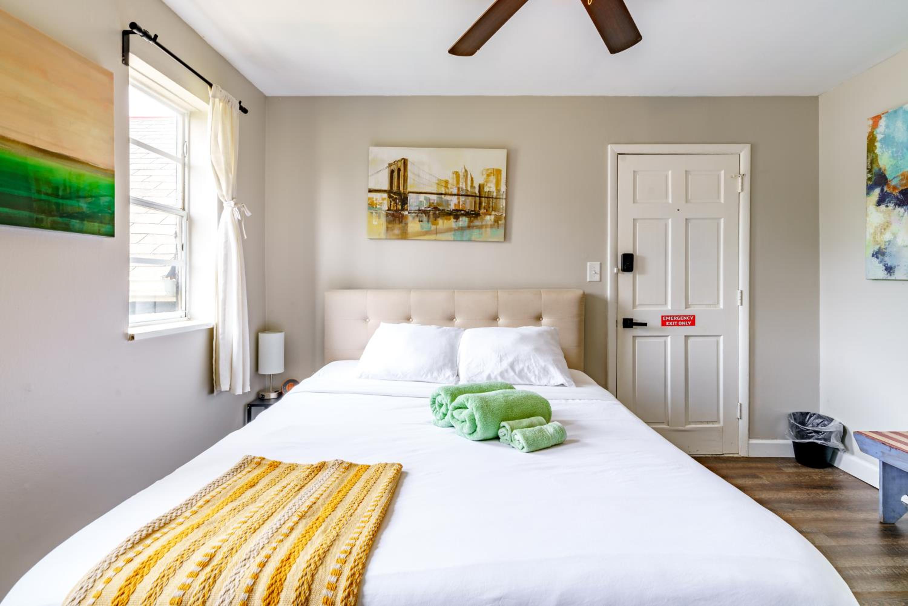Jungle House Columbus Sleep 12 Downtown Ohio Free Parking - Steps to Convention Center & Nationwide Arena - 2BR Short North Luxury Home - Over 5,800 Five S
