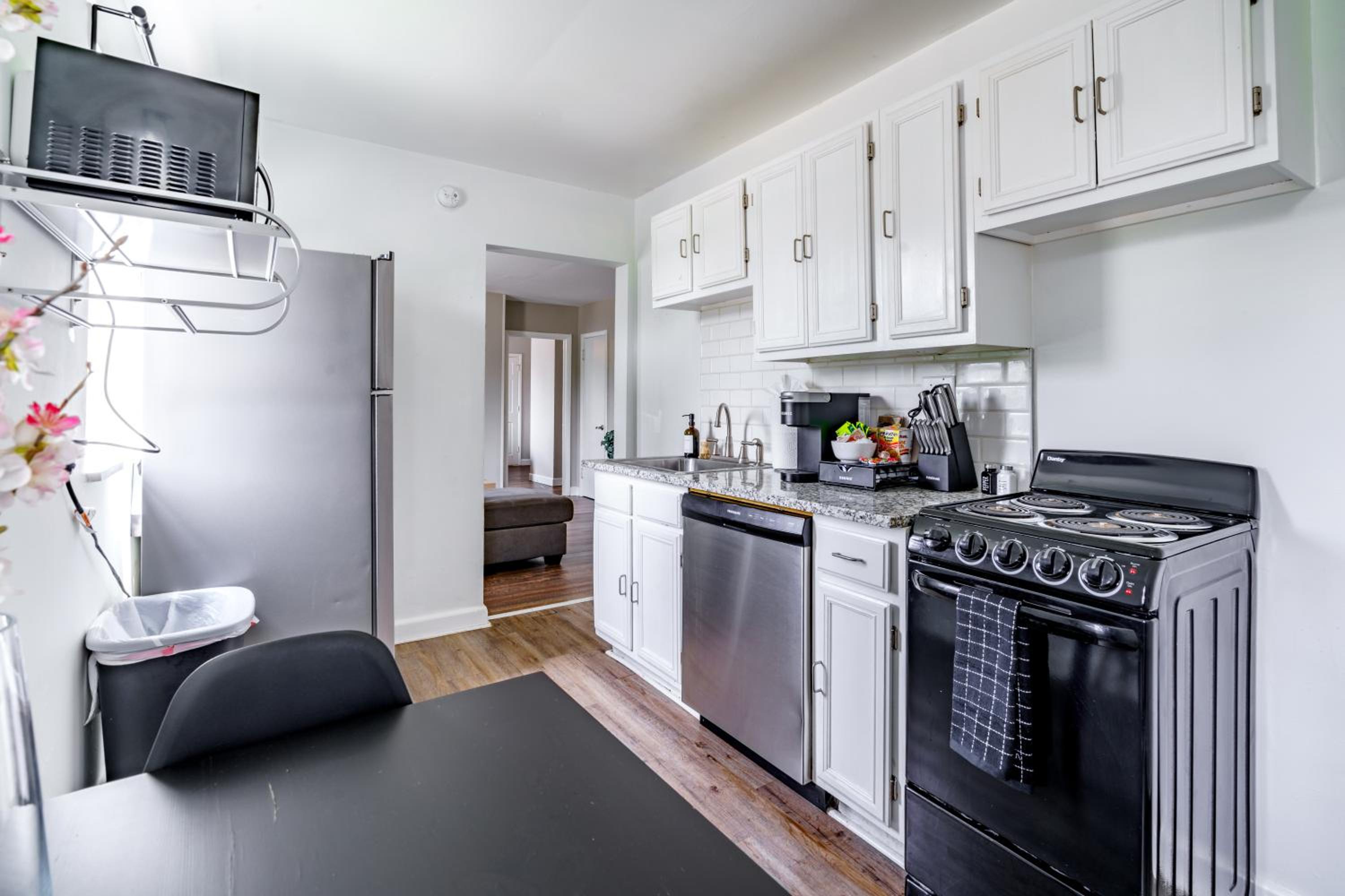 Jungle House Columbus Sleep 12 Downtown Ohio Free Parking - Steps to Convention Center & Nationwide Arena - 2BR Short North Luxury Home - Over 5,800 Five S