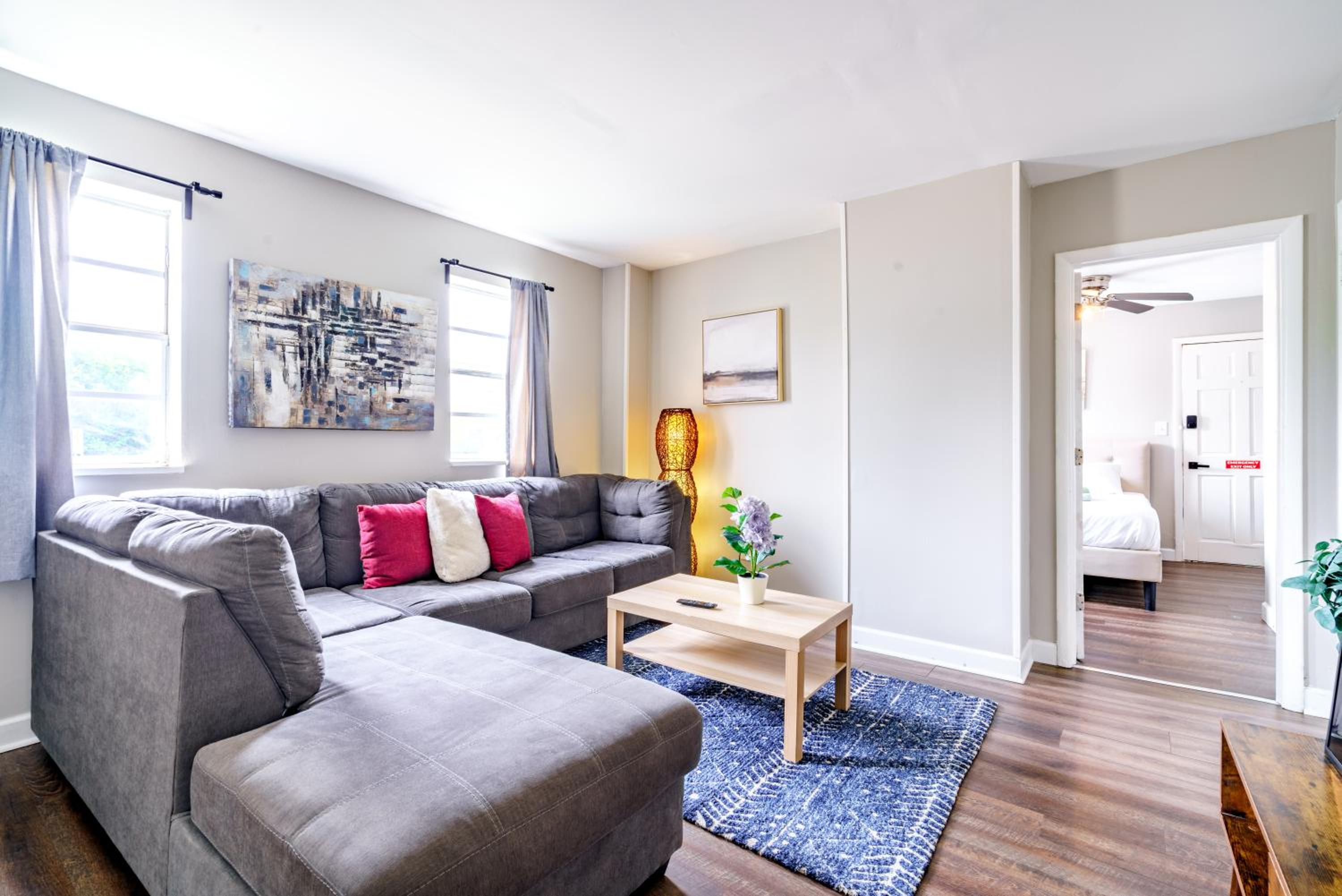 Jungle House Columbus Sleep 12 Downtown Ohio Free Parking - Steps to Convention Center & Nationwide Arena - 2BR Short North Luxury Home - Over 5,800 Five S