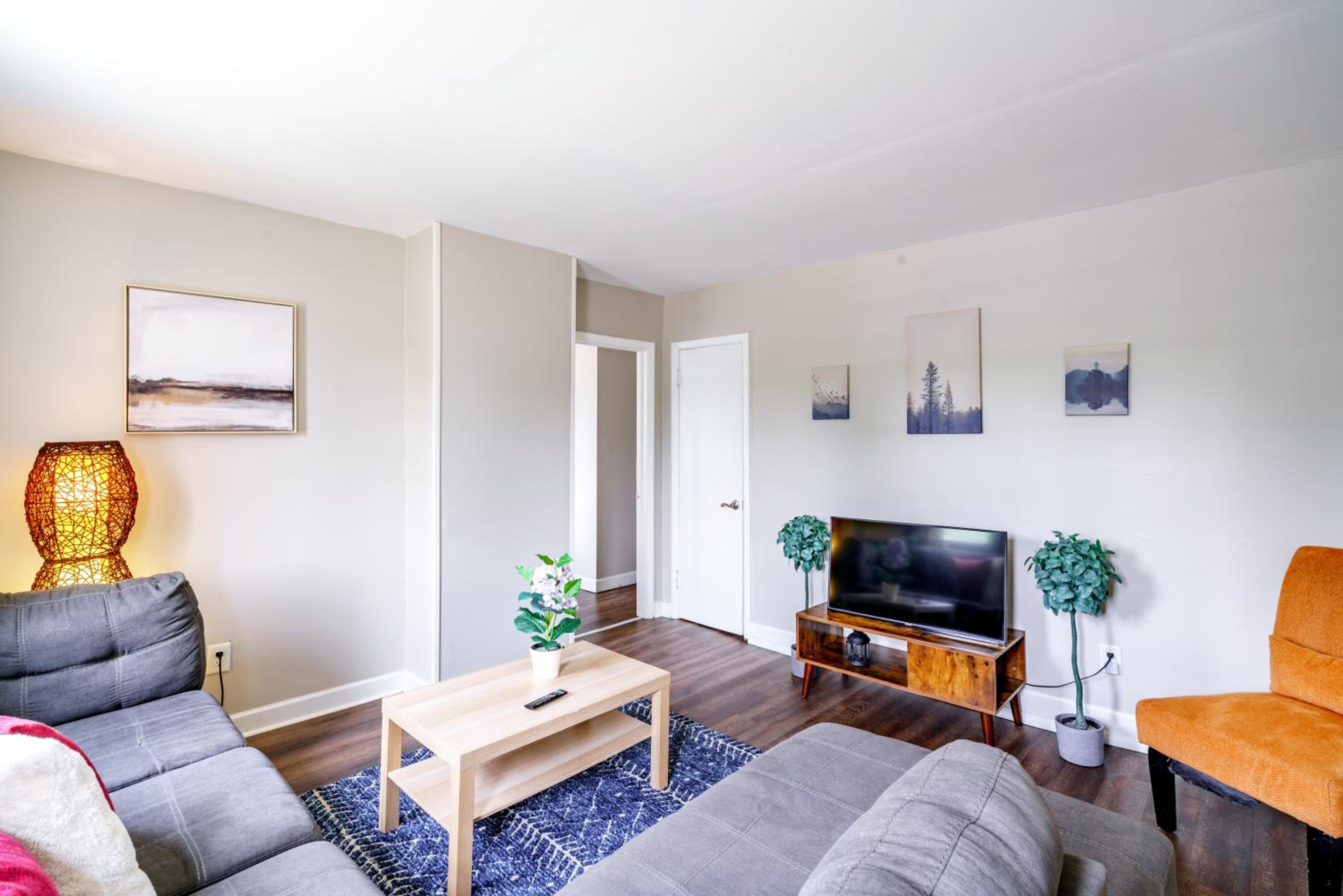 Jungle House Columbus Sleep 12 Downtown Ohio Free Parking - Steps to Convention Center & Nationwide Arena - 2BR Short North Luxury Home - Over 5,800 Five S