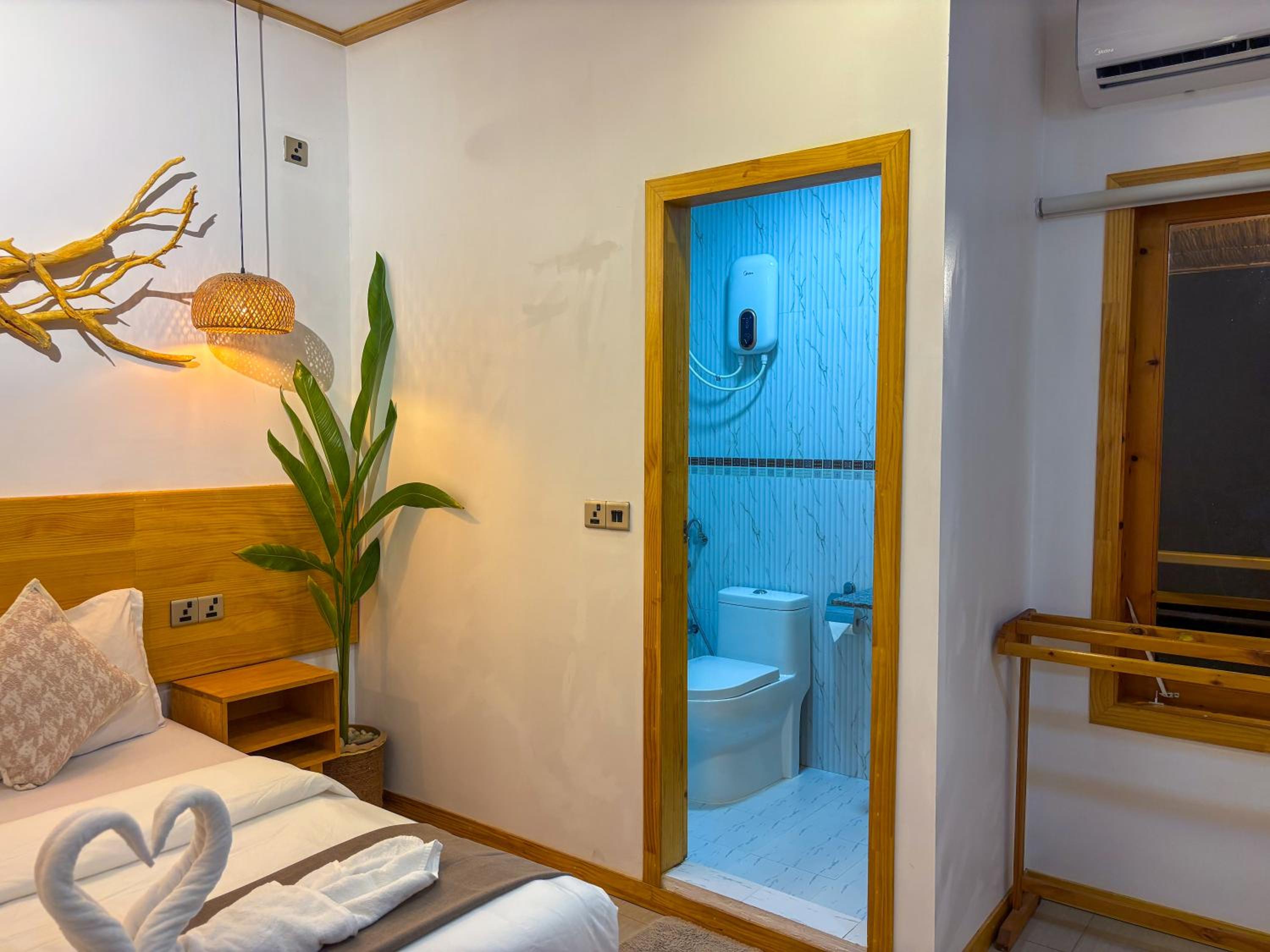 Eco Palm Mathiveri - Guest House with Complimentary Shared Kitchen & Laundry