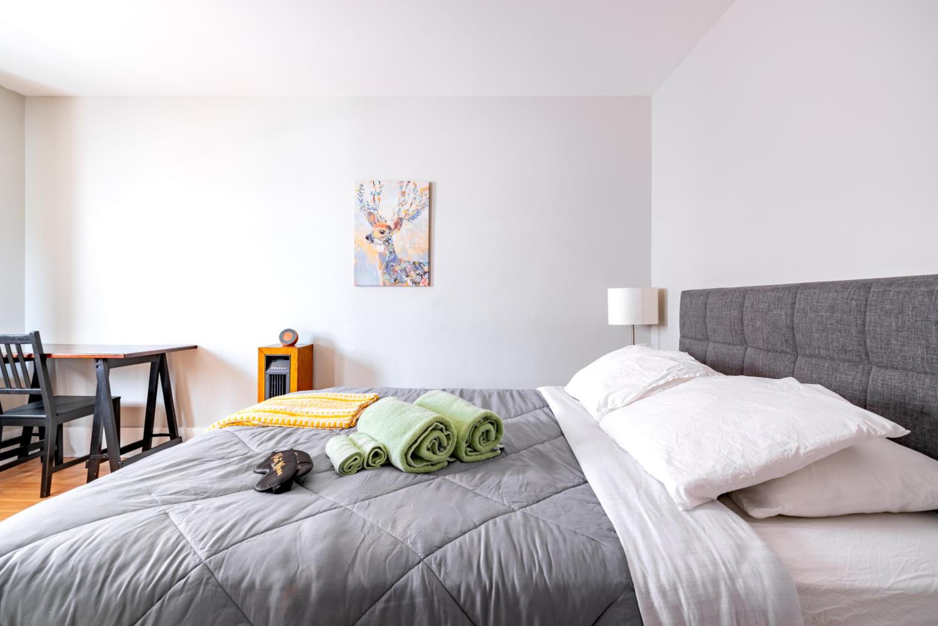 Jungle House Columbus Short North Downtown Free Parking - Steps to Convention Center & Nationwide Arena - 2BR Luxury Home - Sleeps 12 - Over 5,800 Five Sta