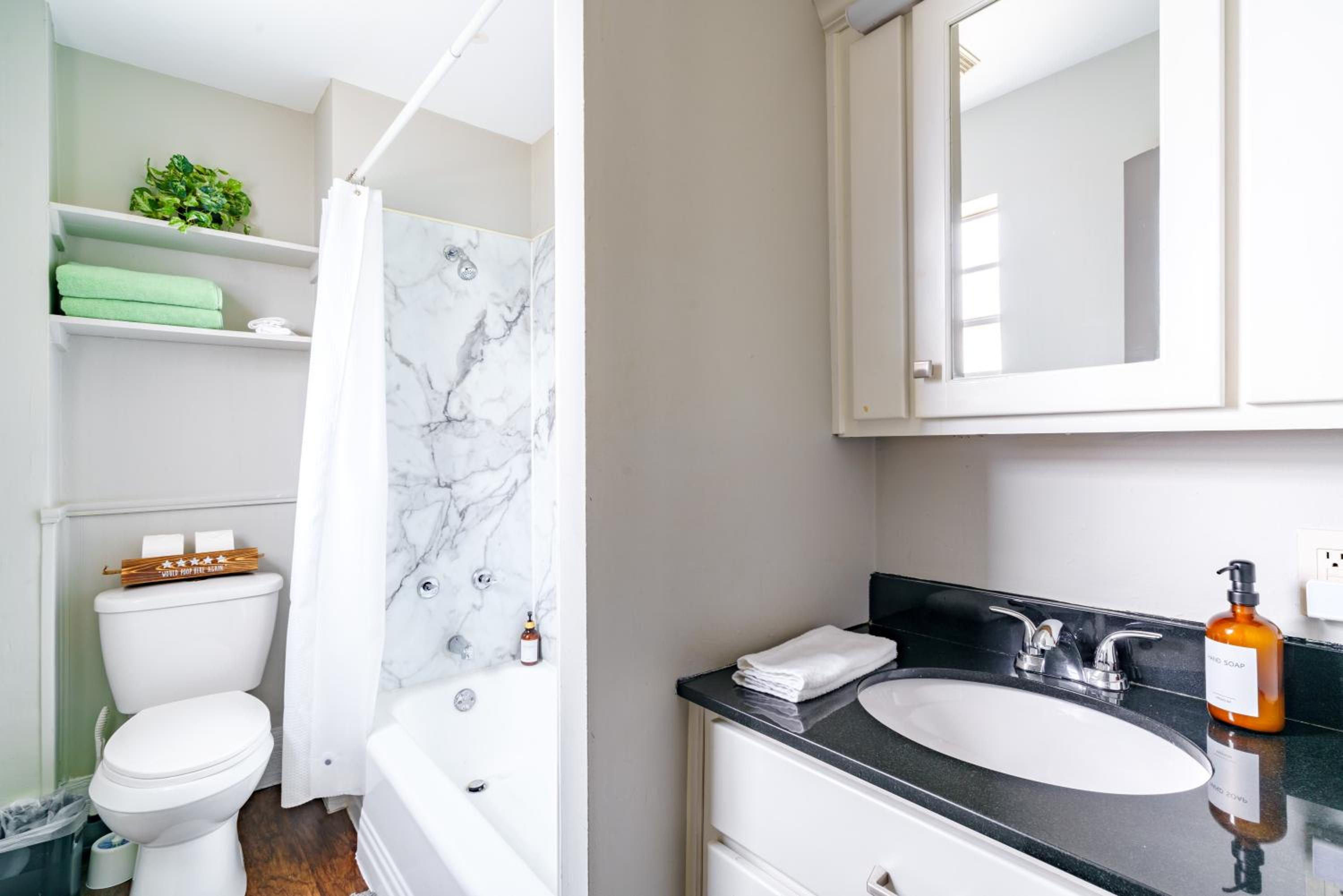 Jungle House Columbus Short North Downtown Free Parking - Steps to Convention Center & Nationwide Arena - 2BR Luxury Home - Sleeps 12 - Over 5,800 Five Sta