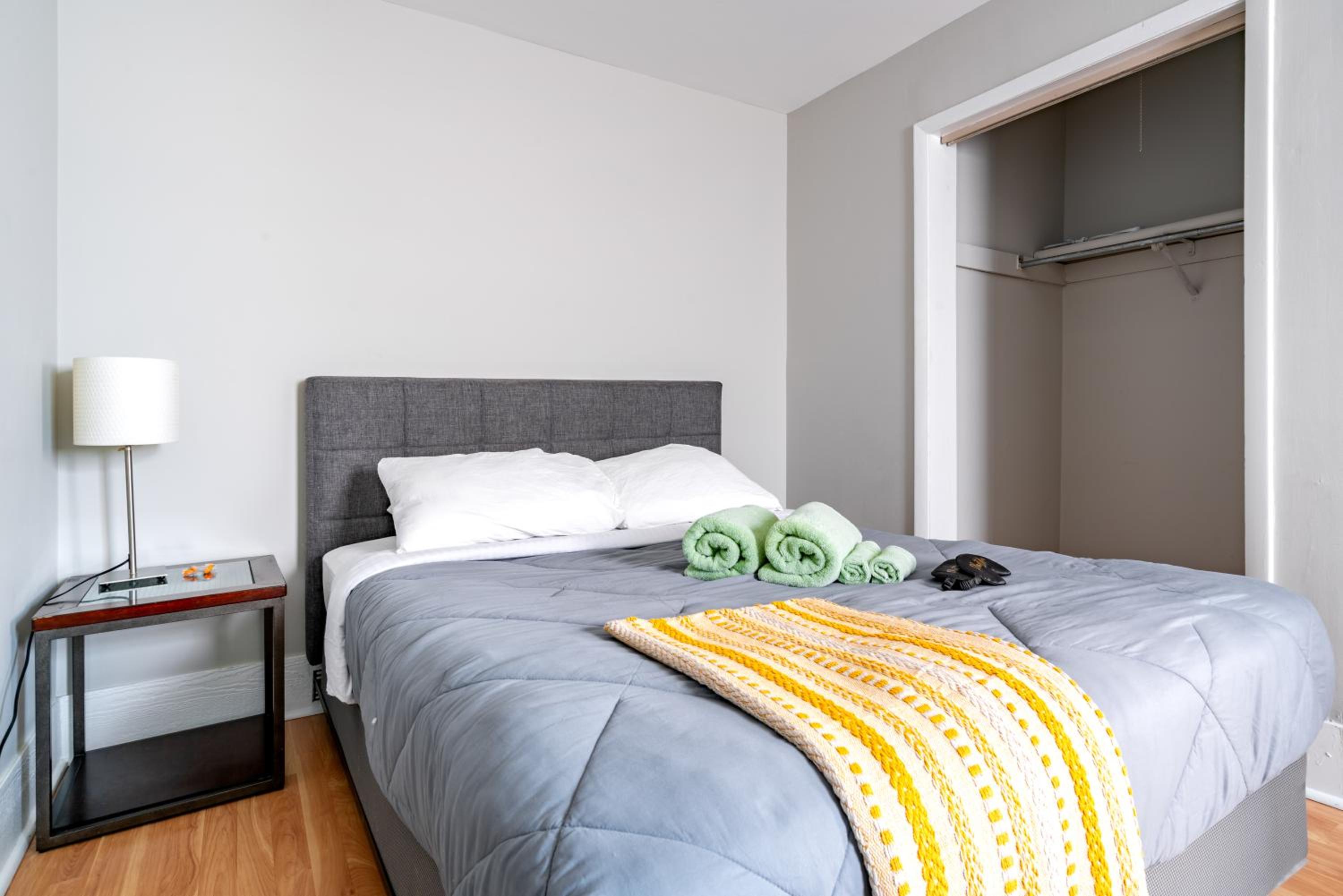 Jungle House Columbus Short North Downtown Free Parking - Steps to Convention Center & Nationwide Arena - 2BR Luxury Home - Sleeps 12 - Over 5,800 Five Sta