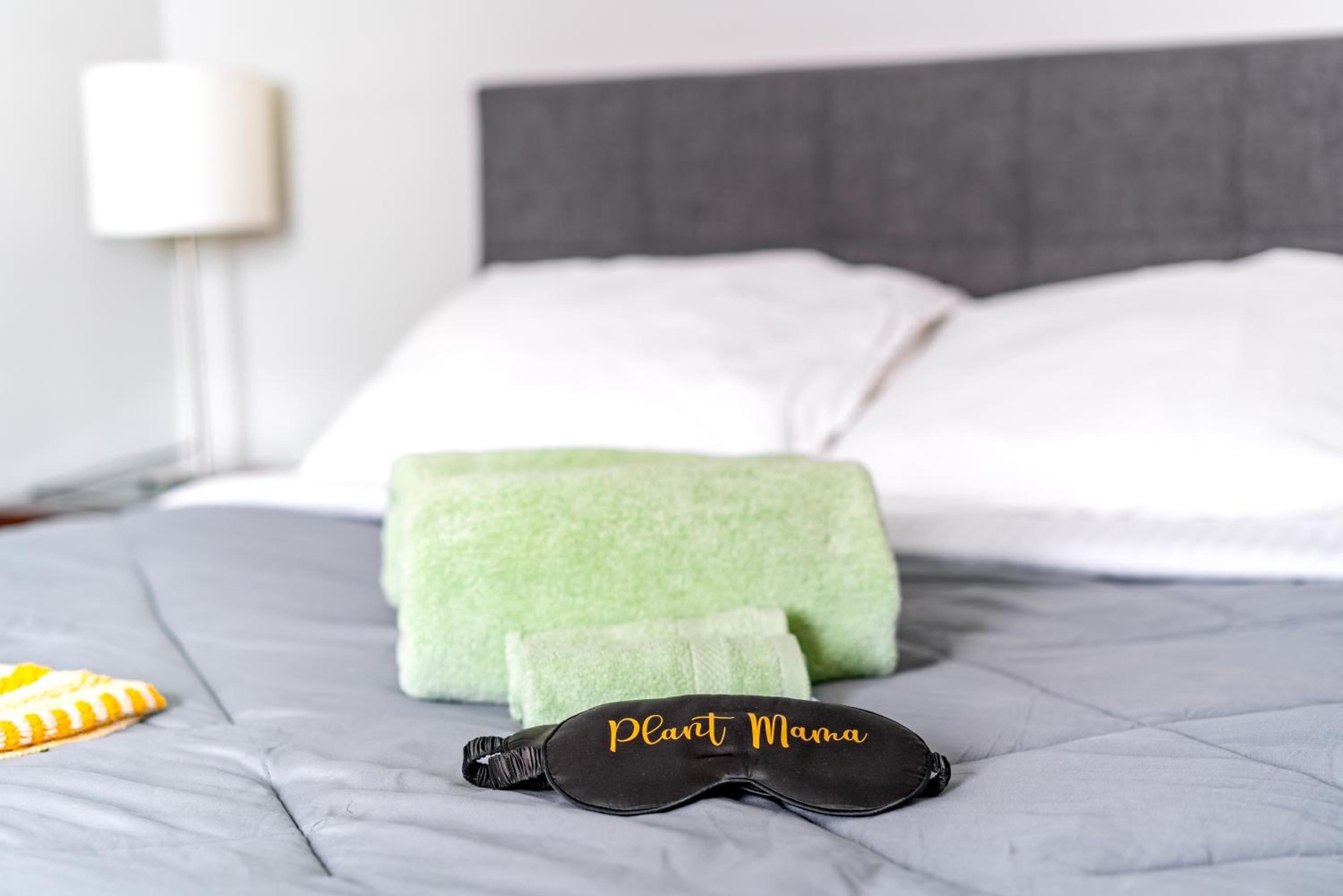 Jungle House Columbus Short North Downtown Free Parking - Steps to Convention Center & Nationwide Arena - 2BR Luxury Home - Sleeps 12 - Over 5,800 Five Sta