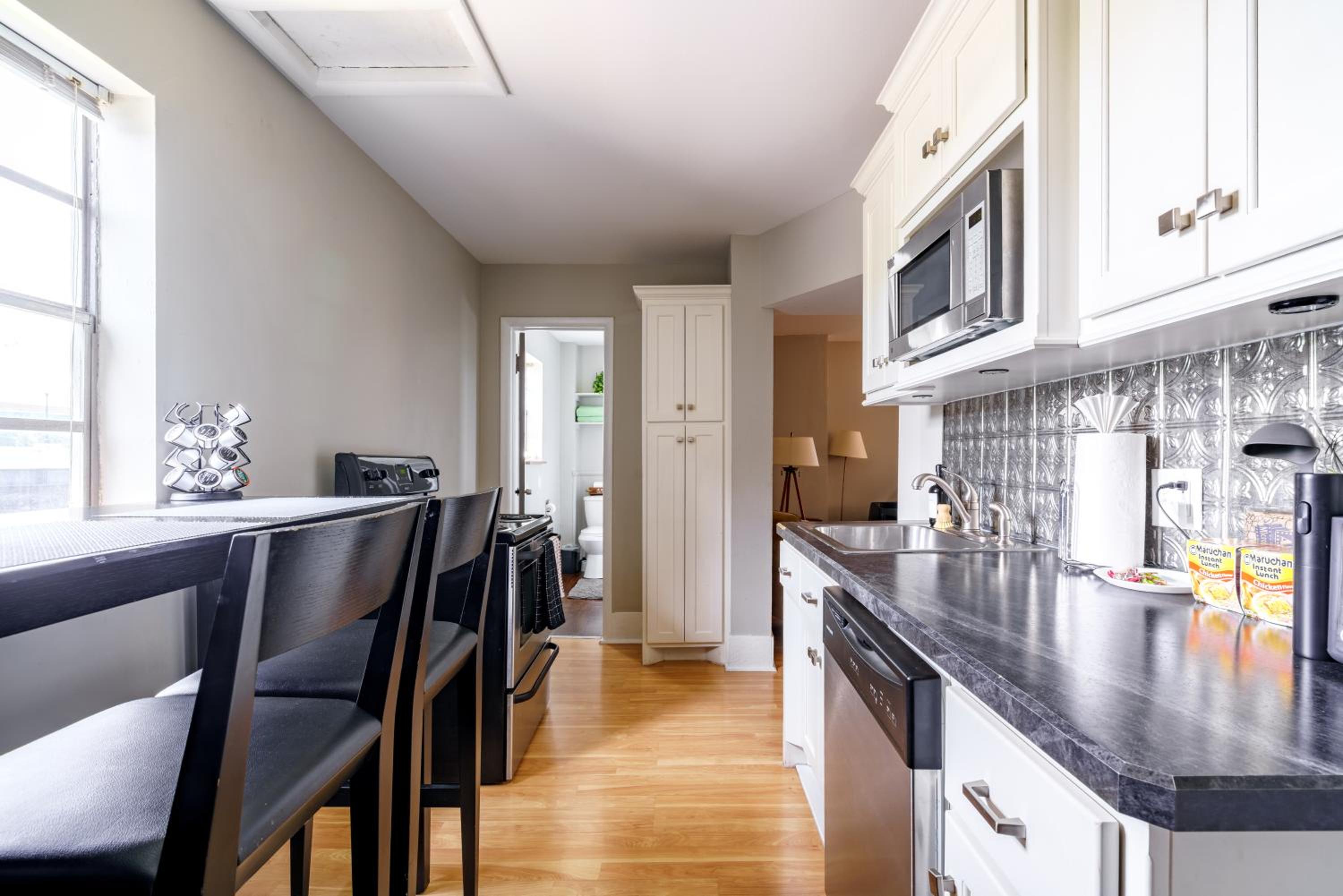 Jungle House Columbus Short North Downtown Free Parking - Steps to Convention Center & Nationwide Arena - 2BR Luxury Home - Sleeps 12 - Over 5,800 Five Sta