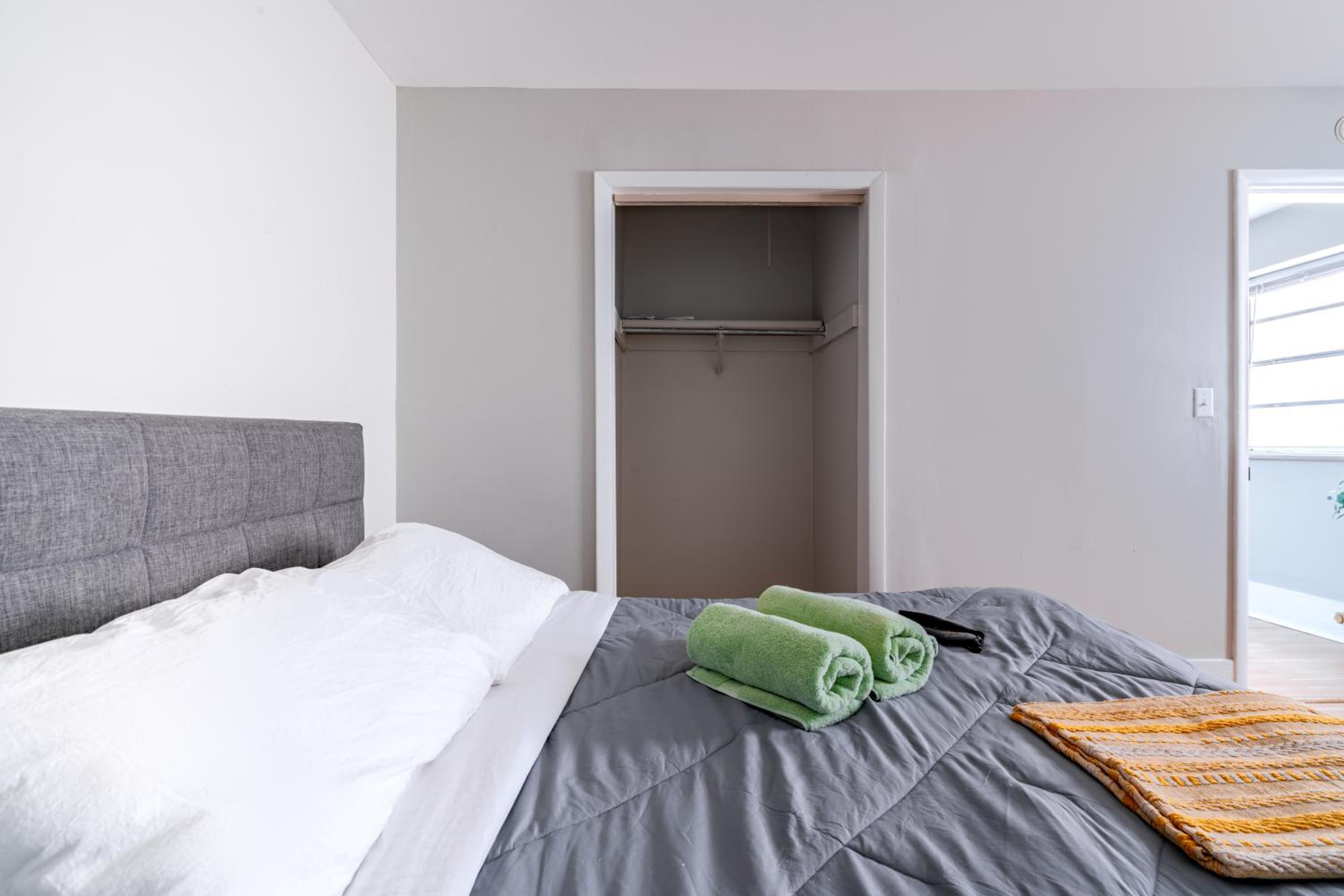 Jungle House Columbus Short North Downtown Free Parking - Steps to Convention Center & Nationwide Arena - 2BR Luxury Home - Sleeps 12 - Over 5,800 Five Sta
