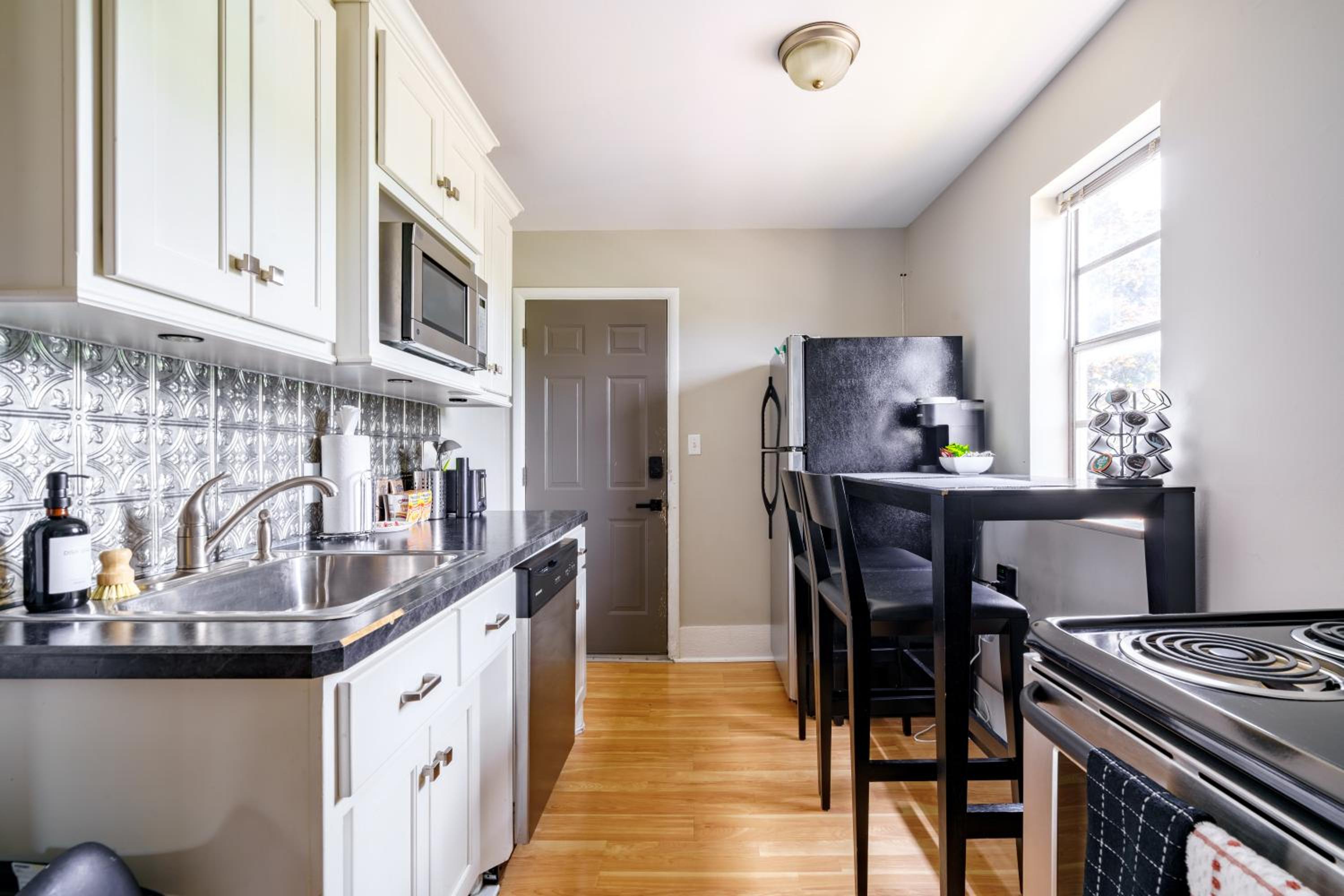 Jungle House Columbus Short North Downtown Free Parking - Steps to Convention Center & Nationwide Arena - 2BR Luxury Home - Sleeps 12 - Over 5,800 Five Sta