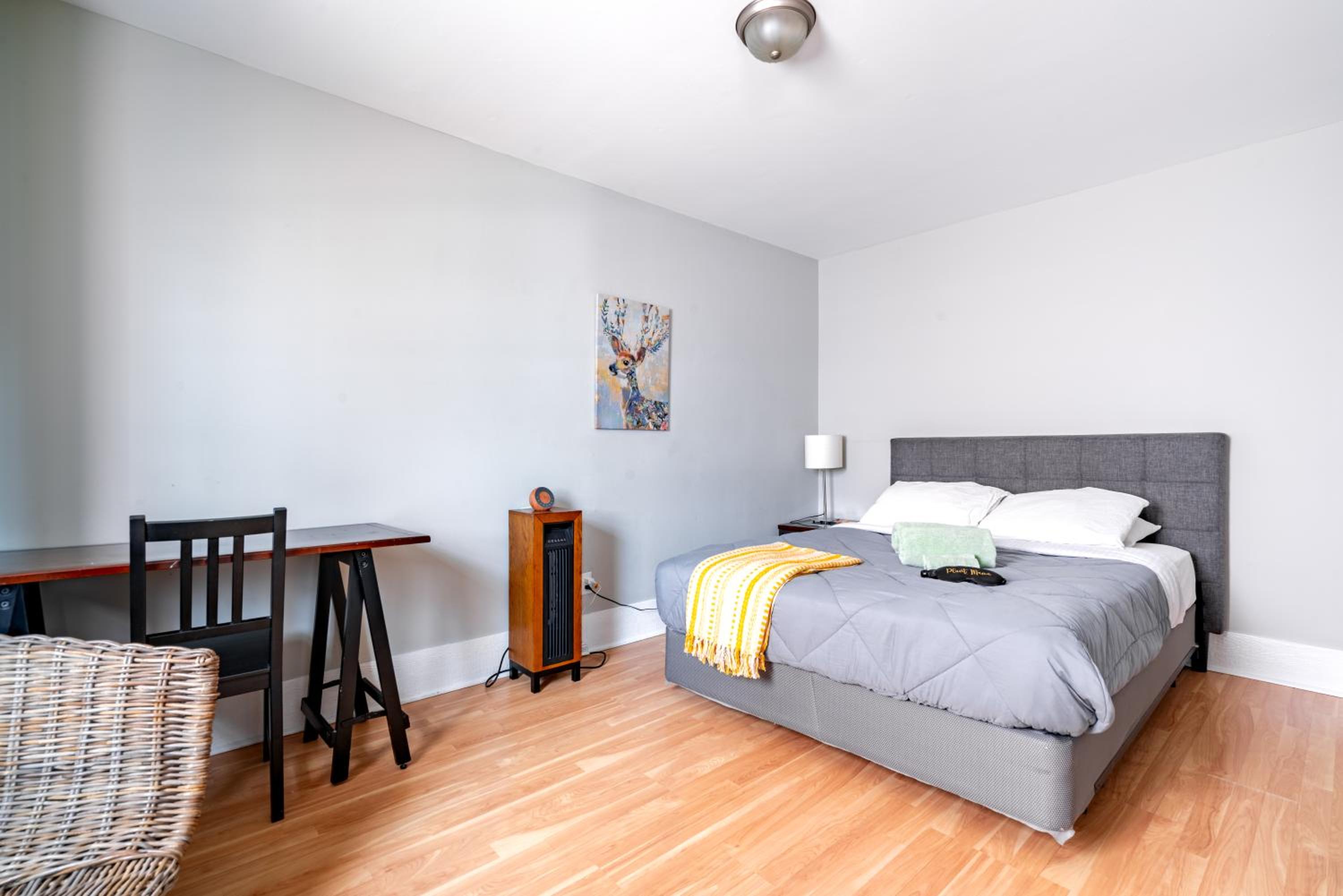 Jungle House Columbus Short North Downtown Free Parking - Steps to Convention Center & Nationwide Arena - 2BR Luxury Home - Sleeps 12 - Over 5,800 Five Sta