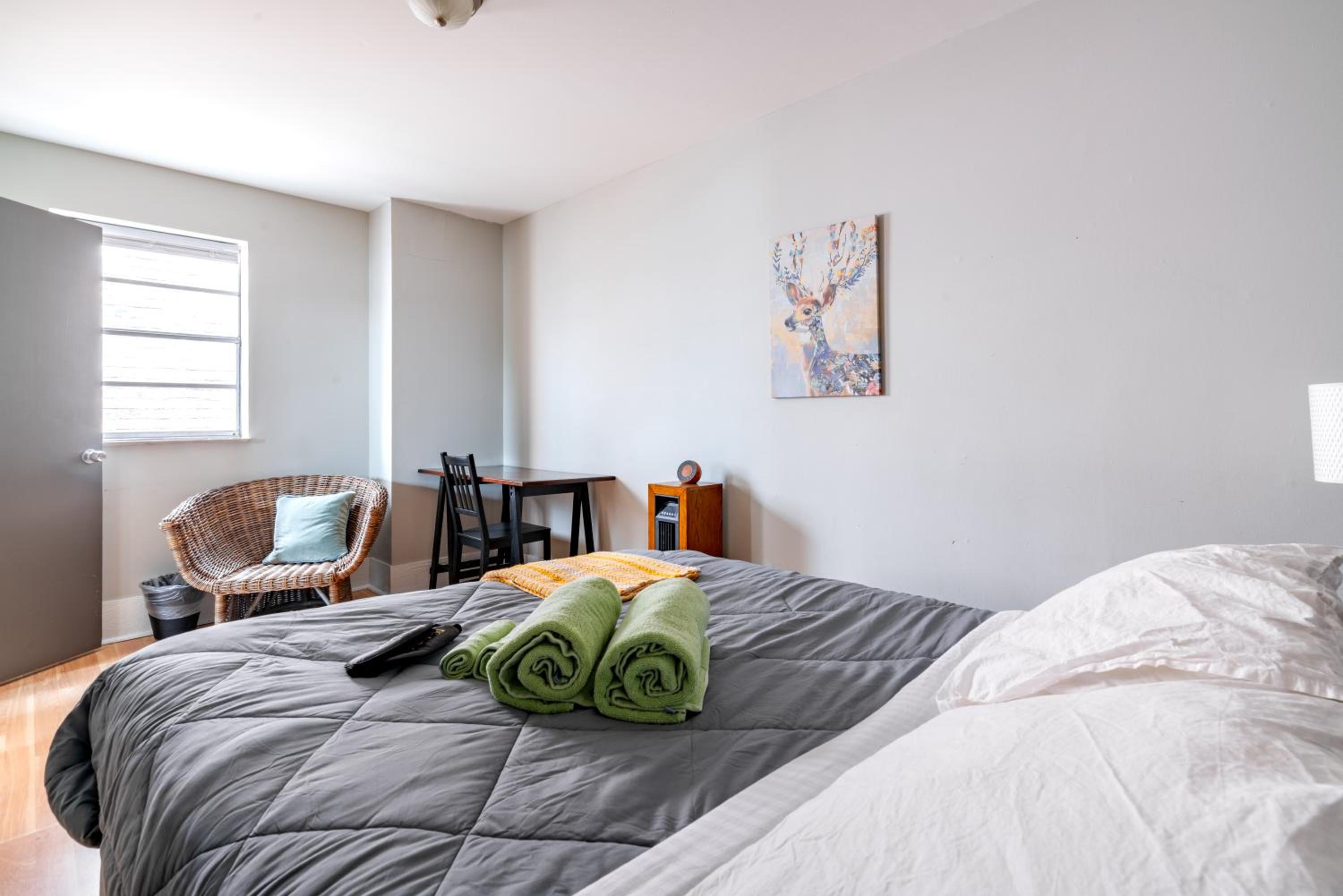 Jungle House Columbus Short North Downtown Free Parking - Steps to Convention Center & Nationwide Arena - 2BR Luxury Home - Sleeps 12 - Over 5,800 Five Sta