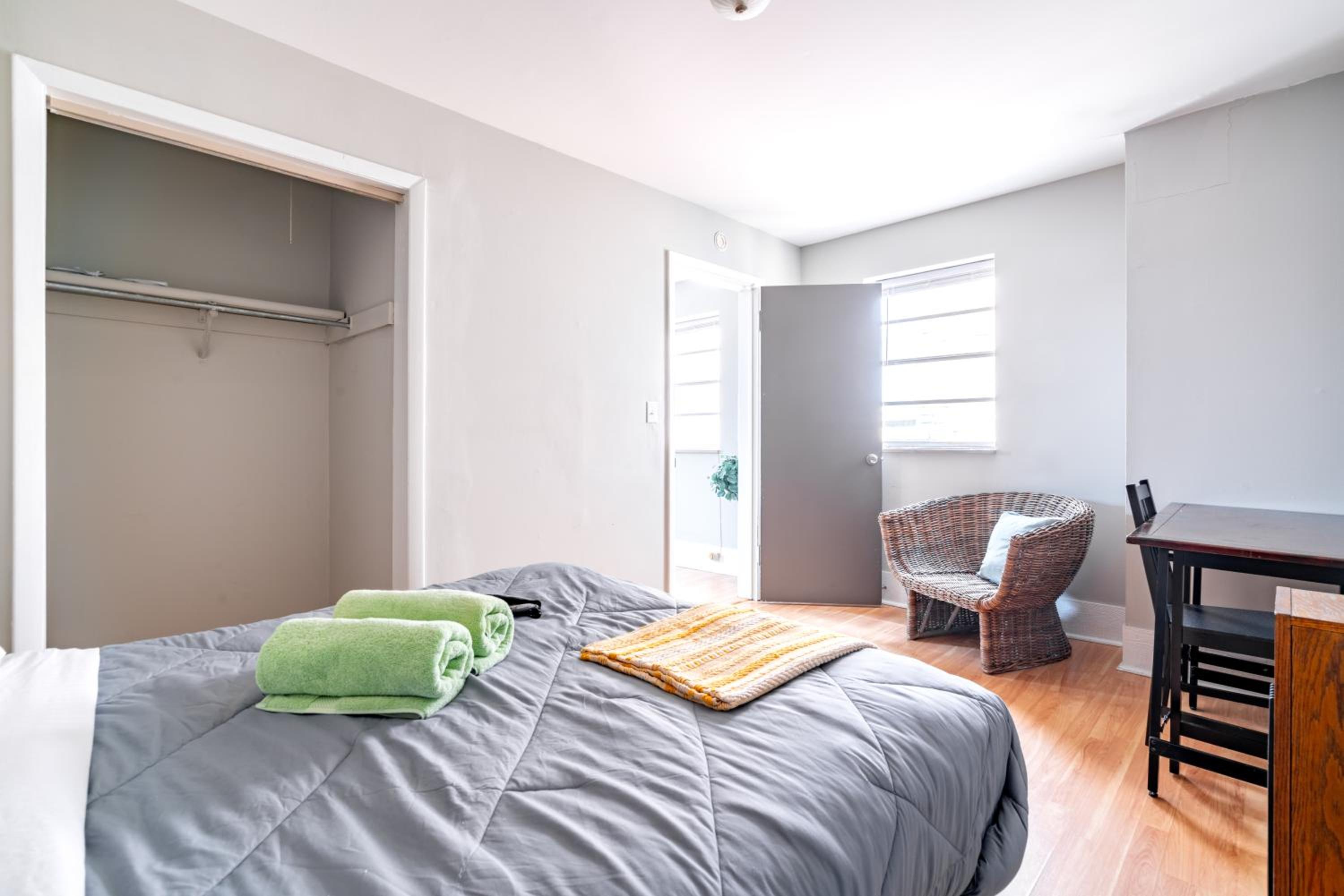 Jungle House Columbus Short North Downtown Free Parking - Steps to Convention Center & Nationwide Arena - 2BR Luxury Home - Sleeps 12 - Over 5,800 Five Sta