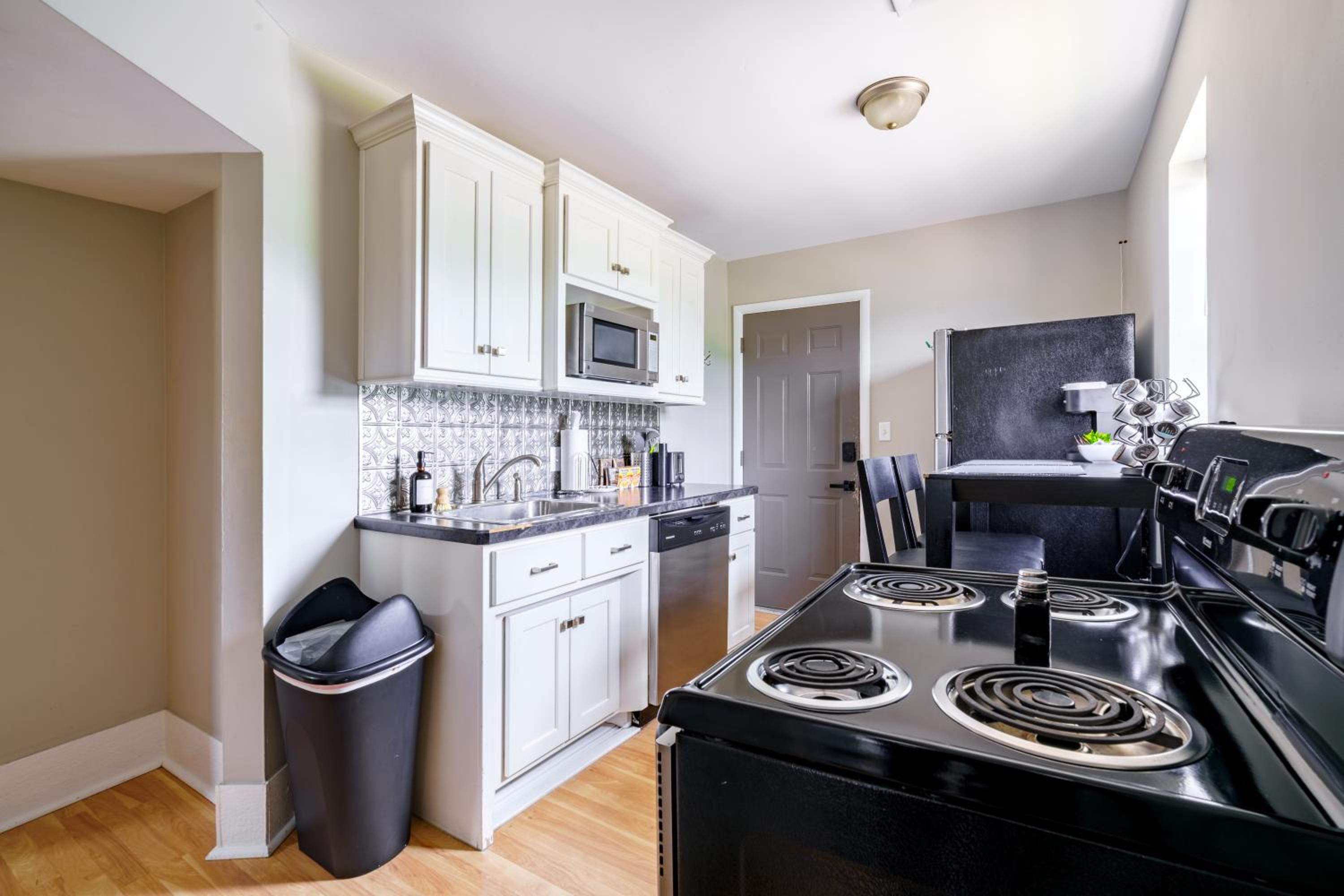 Jungle House Columbus Short North Downtown Free Parking - Steps to Convention Center & Nationwide Arena - 2BR Luxury Home - Sleeps 12 - Over 5,800 Five Sta
