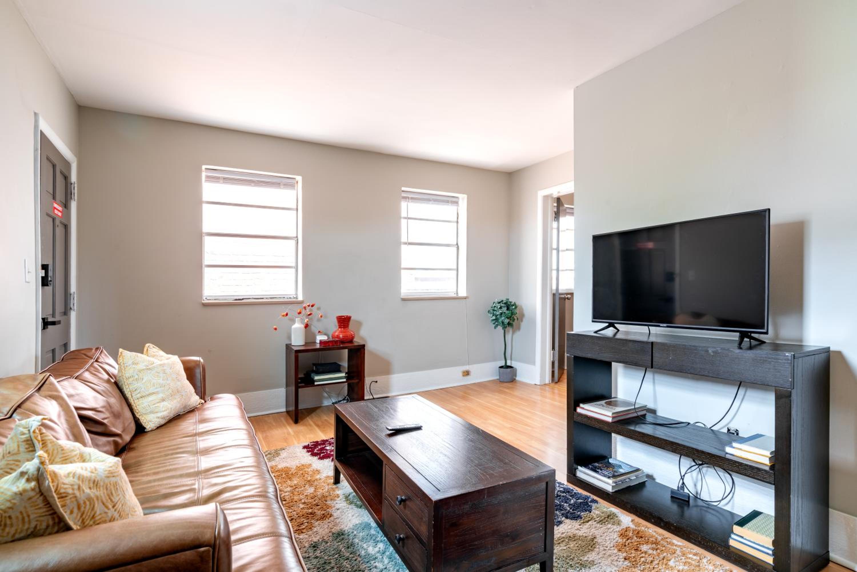 Jungle House Columbus Short North Downtown Free Parking - Steps to Convention Center & Nationwide Arena - 2BR Luxury Home - Sleeps 12 - Over 5,800 Five Sta