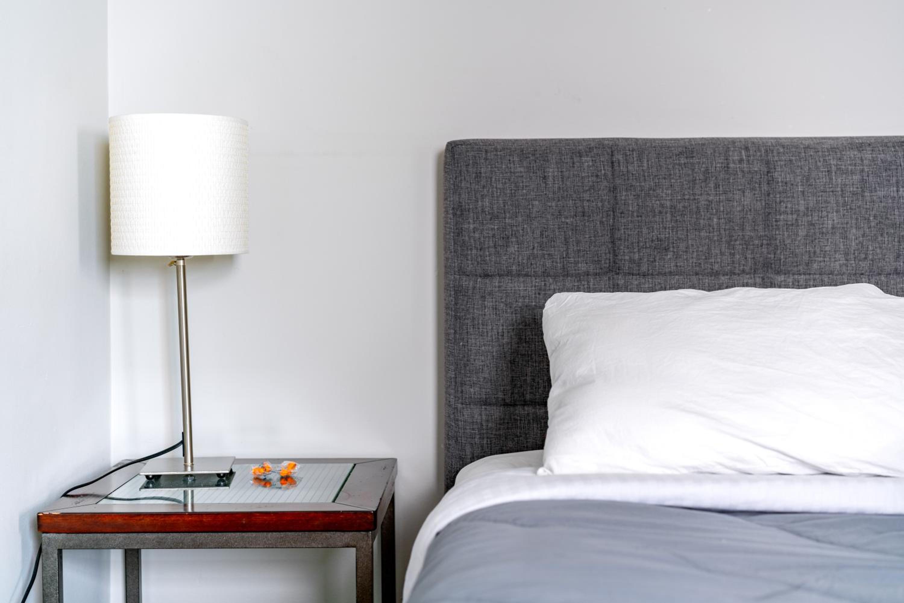 Jungle House Columbus Short North Downtown Free Parking - Steps to Convention Center & Nationwide Arena - 2BR Luxury Home - Sleeps 12 - Over 5,800 Five Sta
