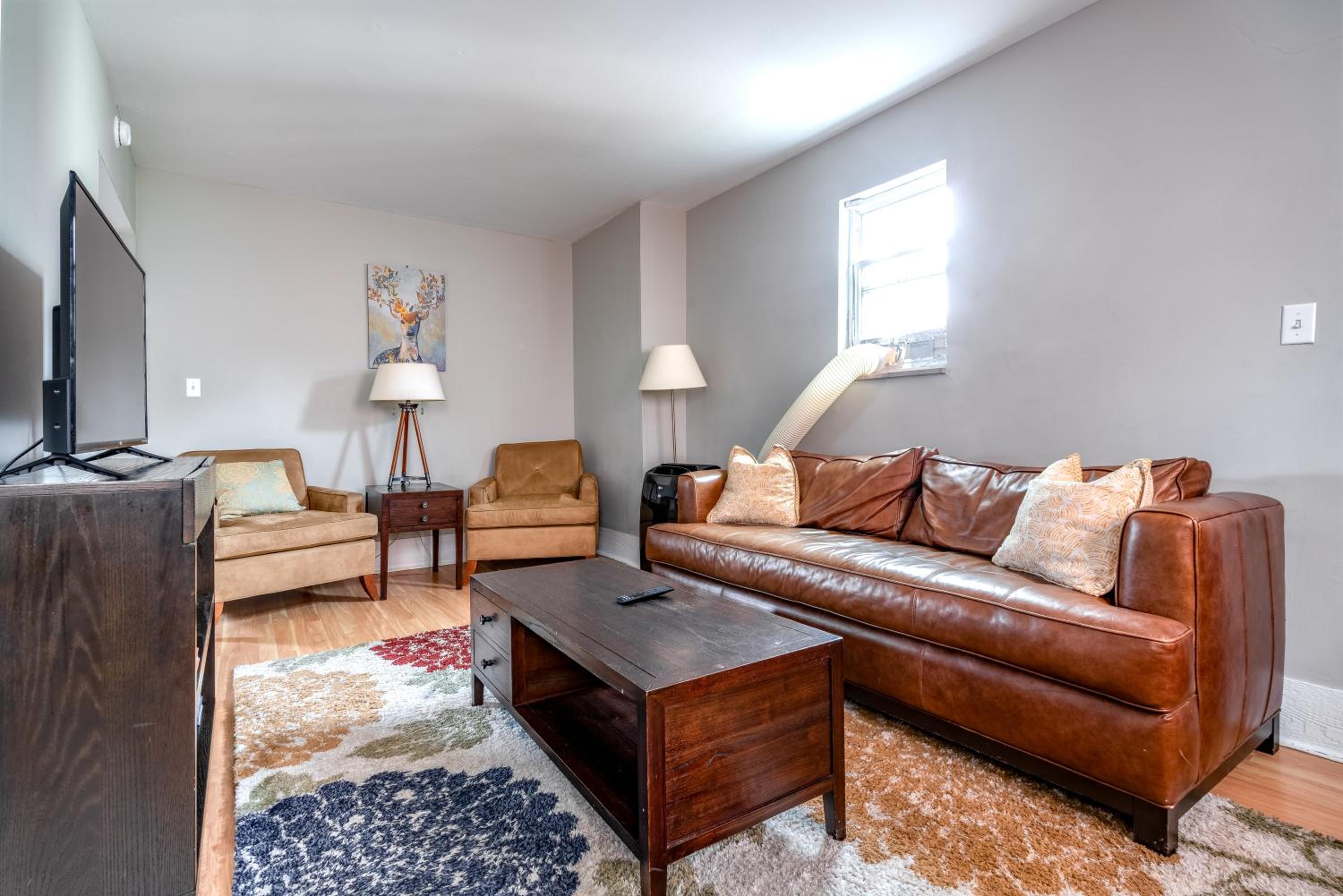 Jungle House Columbus Short North Downtown Free Parking - Steps to Convention Center & Nationwide Arena - 2BR Luxury Home - Sleeps 12 - Over 5,800 Five Sta