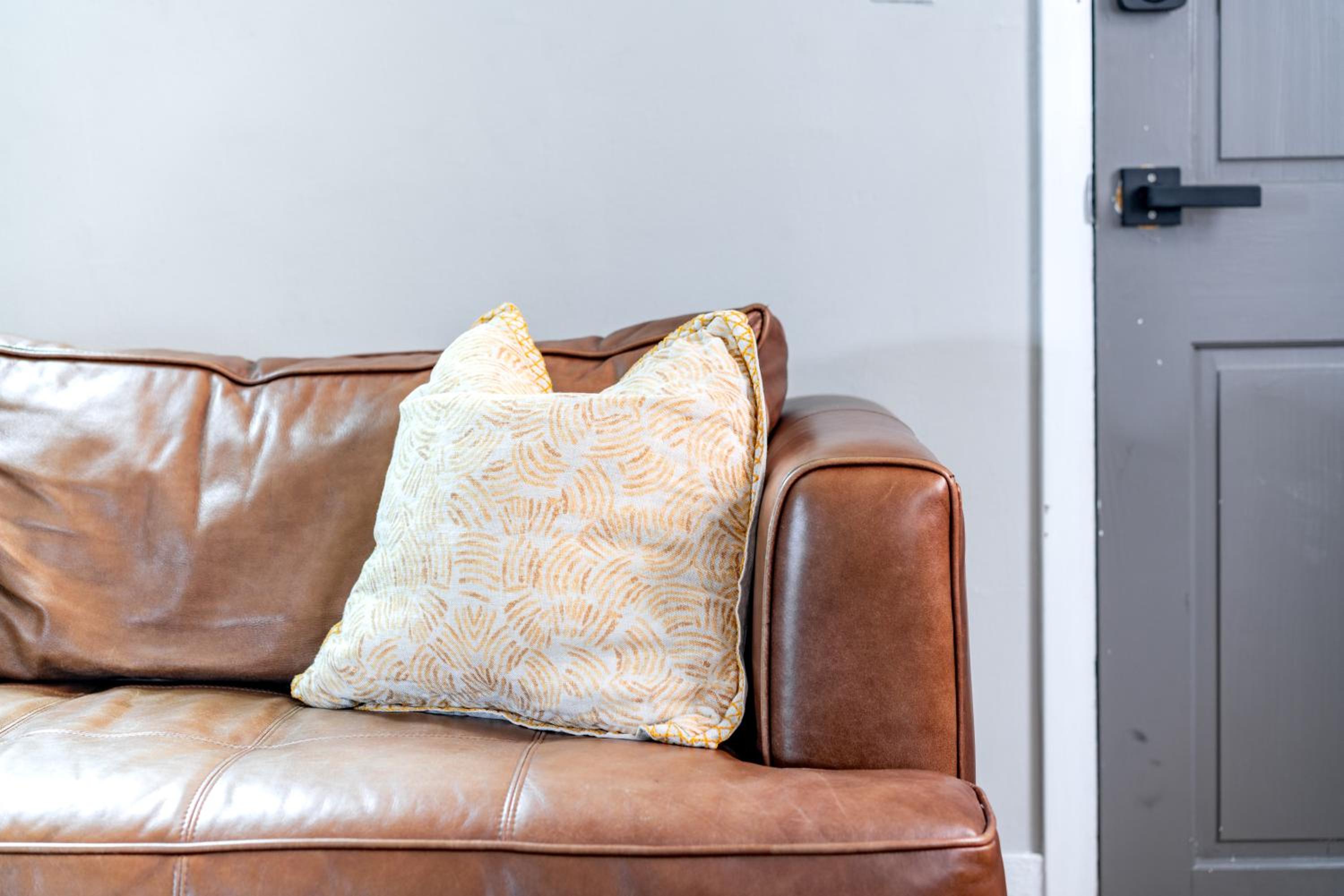 Jungle House Columbus Short North Downtown Free Parking - Steps to Convention Center & Nationwide Arena - 2BR Luxury Home - Sleeps 12 - Over 5,800 Five Sta