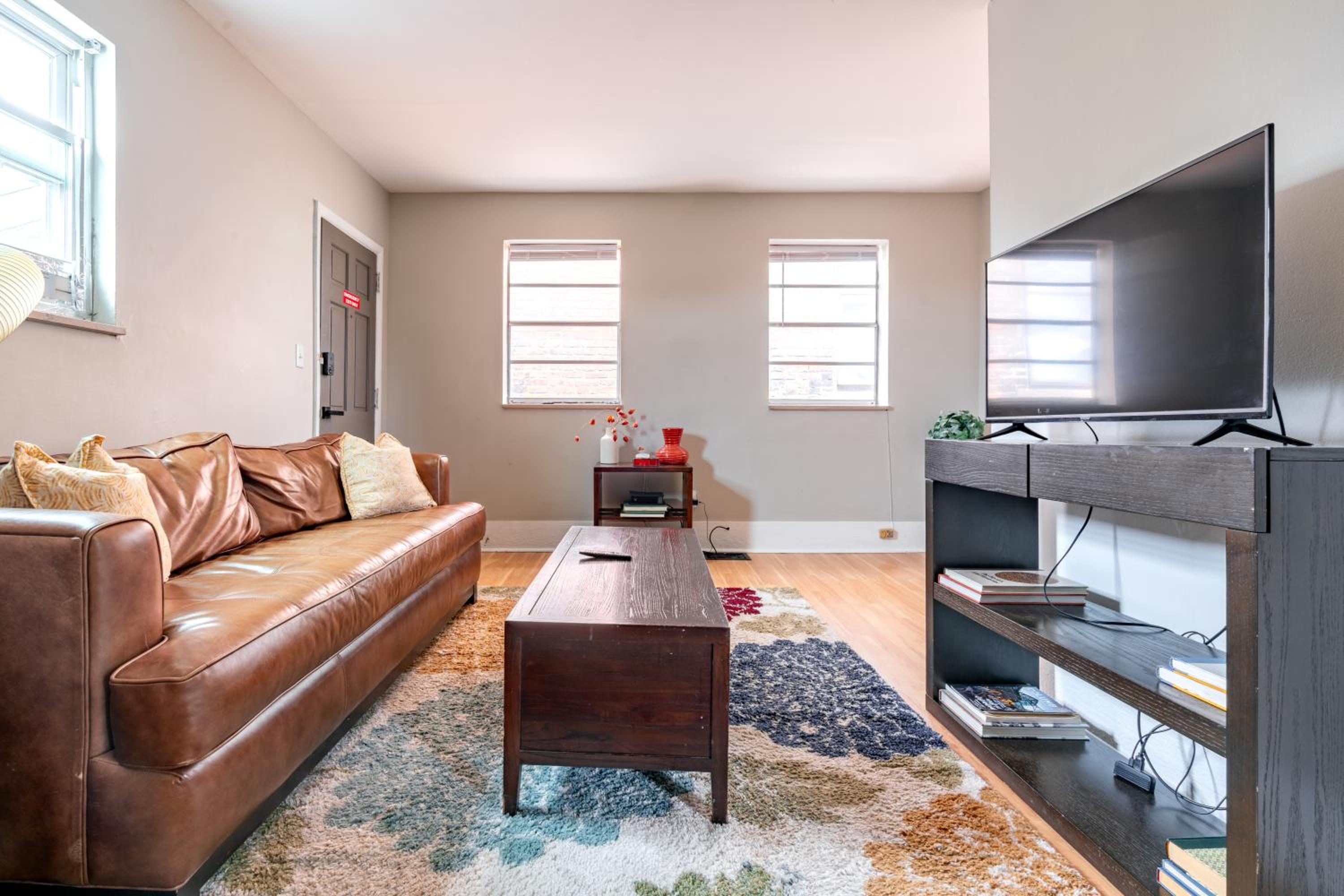 Jungle House Columbus Short North Downtown Free Parking - Steps to Convention Center & Nationwide Arena - 2BR Luxury Home - Sleeps 12 - Over 5,800 Five Sta
