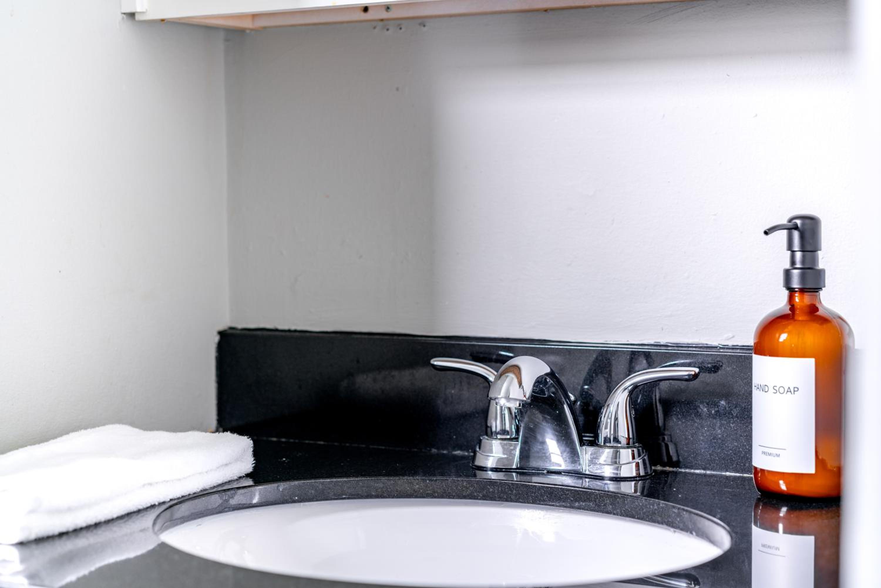 Jungle House Columbus Short North Downtown Free Parking - Steps to Convention Center & Nationwide Arena - 2BR Luxury Home - Sleeps 12 - Over 5,800 Five Sta
